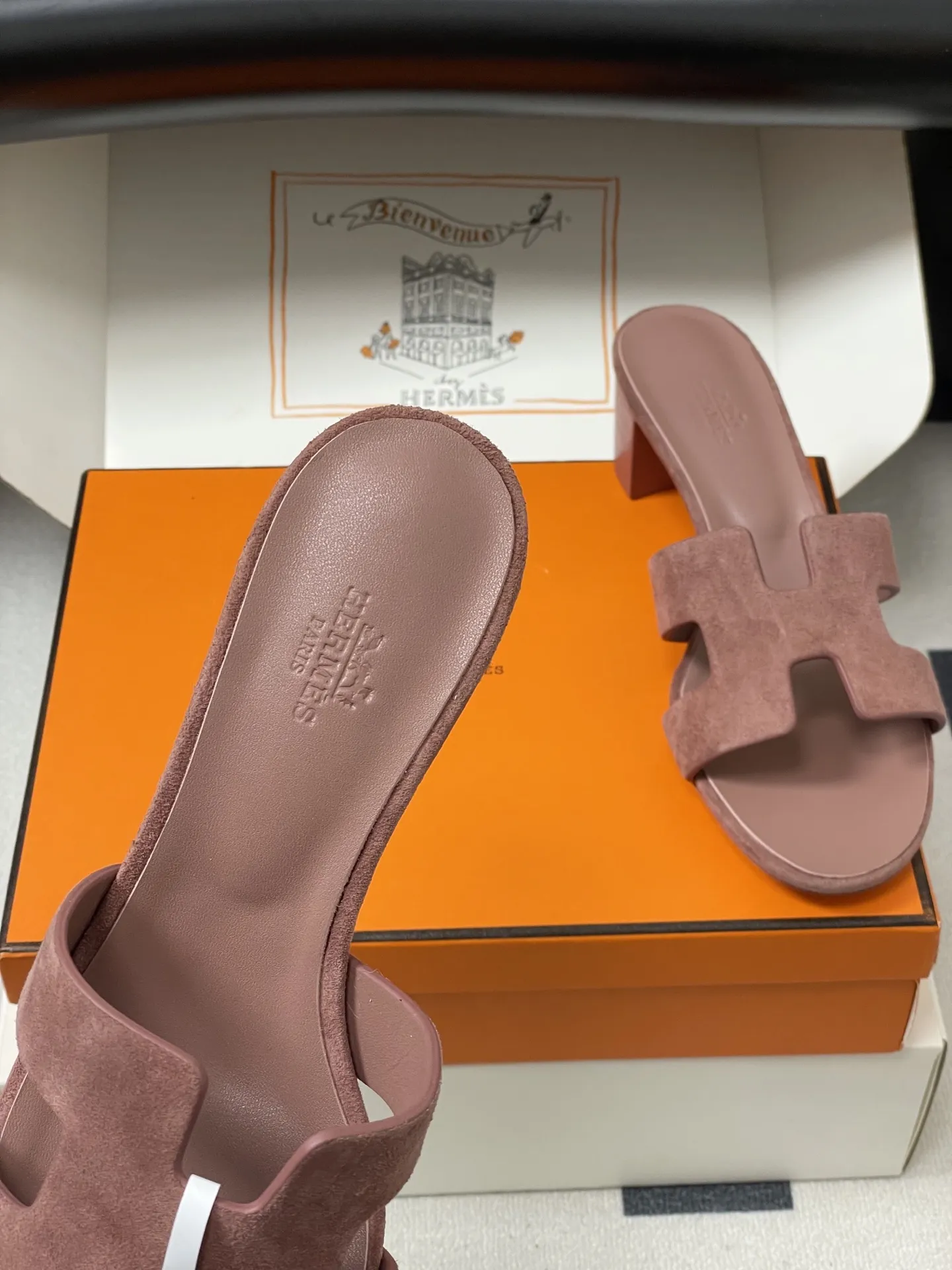 p290-顶级品质(配高档飞机盒✈️/丝巾) Hermes 爱马仕🐎 H家Oran万年经典款‘H’拖鞋 经典百搭的H拖鞋 🆕夏日多巴胺糖果彩色麂皮绒面粗跟拖鞋 经典“H”型鞋面。打造时尚造型,可谓夏日良伴。时尚又百搭 超级舒服 每个细节都做到极致。设计简约流畅,打造时尚柔美的晚装造型。 鞋面:定制羊猄皮 内里垫脚:小羊皮 鞋底:意大利A级双层真皮大底 码数:35-39(34.40.41.42.43定做不退换)