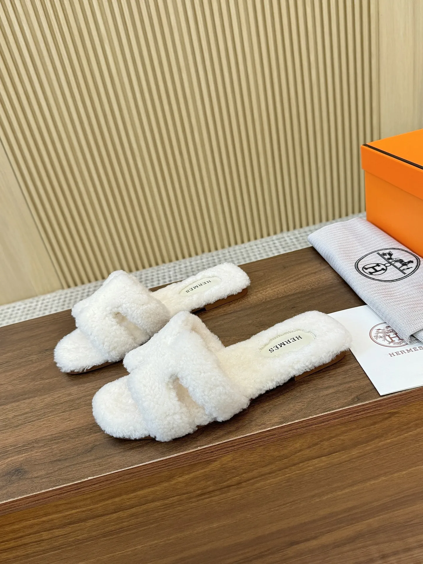 💰P190𝐇𝐄𝐑𝐌𝐄𝐒 爱马仕皮毛一体卷糕毛H拖 今年面料均选用A+皮毛一体卷糕毛 毛茸茸的 超可爱的,踩云脚感,光脚或者搭配个袜子穿,都时髦的不行哦 鞋底是橡胶仿真皮大底(可订做真皮大底) Size:女码35-41