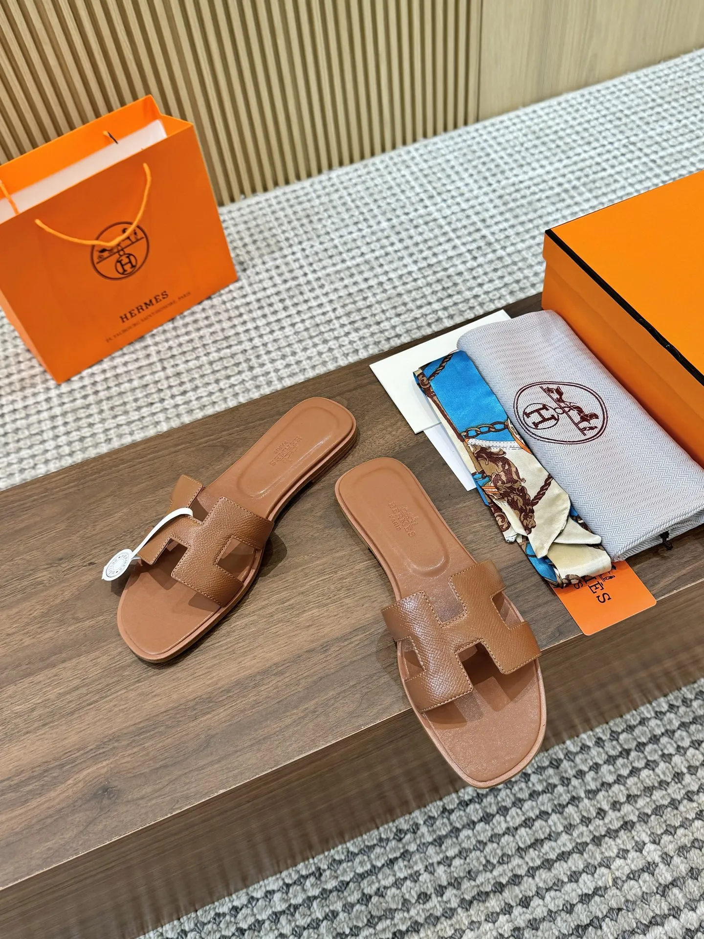 2025新款,(手掌🖐️纹全包工艺)全新改版(Hermès) 包装升级,版型做工材料升级。 Hermes®🔴市场最高版本纯手工鞋✨✨ 顶级产品爱马仕拖鞋🐎 新款高端时尚原版一样, 师傅纯手工打造 !❥高端定制,行业最高版本⚠❥采用:Hermers鞋面:意大利进口牛皮+原版订制级粒面小牛皮垫脚+真皮大底(追求顶级行走舒适度)Hermes━━━━━ size:35-40(34.41.42定做不退换) P:真皮底210 P:橡胶底160