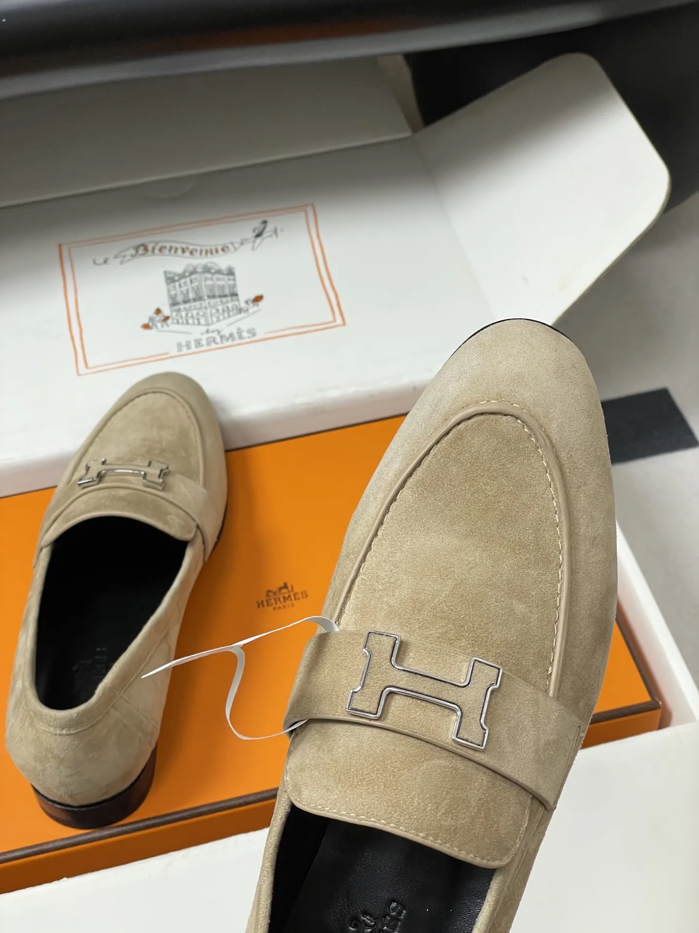 p390-顶级品质(配高档飞机盒✈️) Hermes 爱马仕🐎 H家 Paris/Poyal乐福鞋经典款系列 H字母金属扣乐福鞋一脚蹬单鞋 平底流苏乐福鞋 小牛皮乐福鞋,饰有标志性“H”细节。打造时尚造型。 鞋面:定制小牛皮 内里垫脚:羊皮 鞋底:意大利A级真皮大底(注塑前掌) 码数:35-39(40.41.42定做不退换)