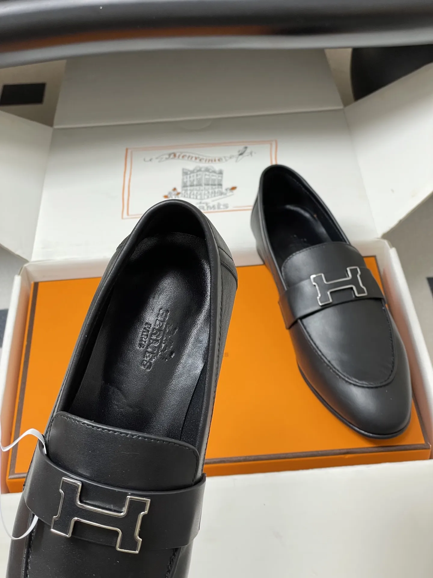 p390-顶级品质(配高档飞机盒✈️) Hermes 爱马仕🐎 H家 Paris/Poyal乐福鞋经典款系列 H字母金属扣乐福鞋一脚蹬单鞋 平底流苏乐福鞋 小牛皮乐福鞋,饰有标志性“H”细节。打造时尚造型。 鞋面:定制小牛皮 内里垫脚:羊皮 鞋底:意大利A级真皮大底(注塑前掌) 码数:35-39(40.41.42定做不退换)