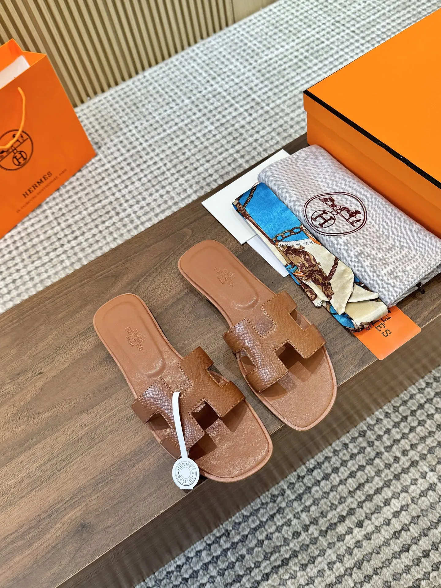 2025新款,(手掌🖐️纹全包工艺)全新改版(Hermès) 包装升级,版型做工材料升级。 Hermes®🔴市场最高版本纯手工鞋✨✨ 顶级产品爱马仕拖鞋🐎 新款高端时尚原版一样, 师傅纯手工打造 !❥高端定制,行业最高版本⚠❥采用:Hermers鞋面:意大利进口牛皮+原版订制级粒面小牛皮垫脚+真皮大底(追求顶级行走舒适度)Hermes━━━━━ size:35-40(34.41.42定做不退换) P:真皮底210 P:橡胶底160