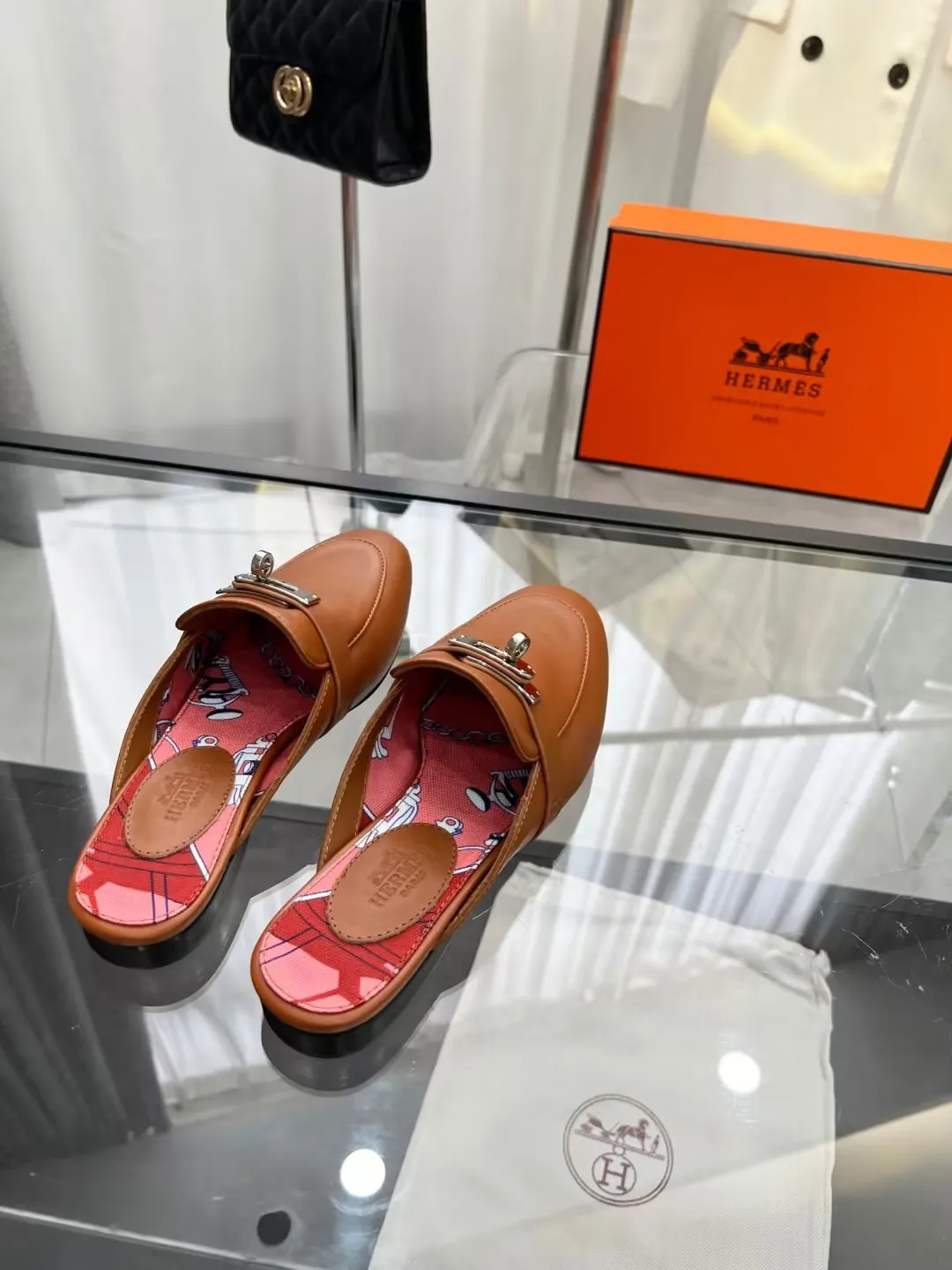 P180 Hermes 爱马仕经典款正品开模定制 五金纯钢五金,最强真空5重 电镀18k白金工艺,永不掉色.. 真皮油边工艺面料:牛皮内里:羊皮‘’大底:橡胶大底码数:35~42