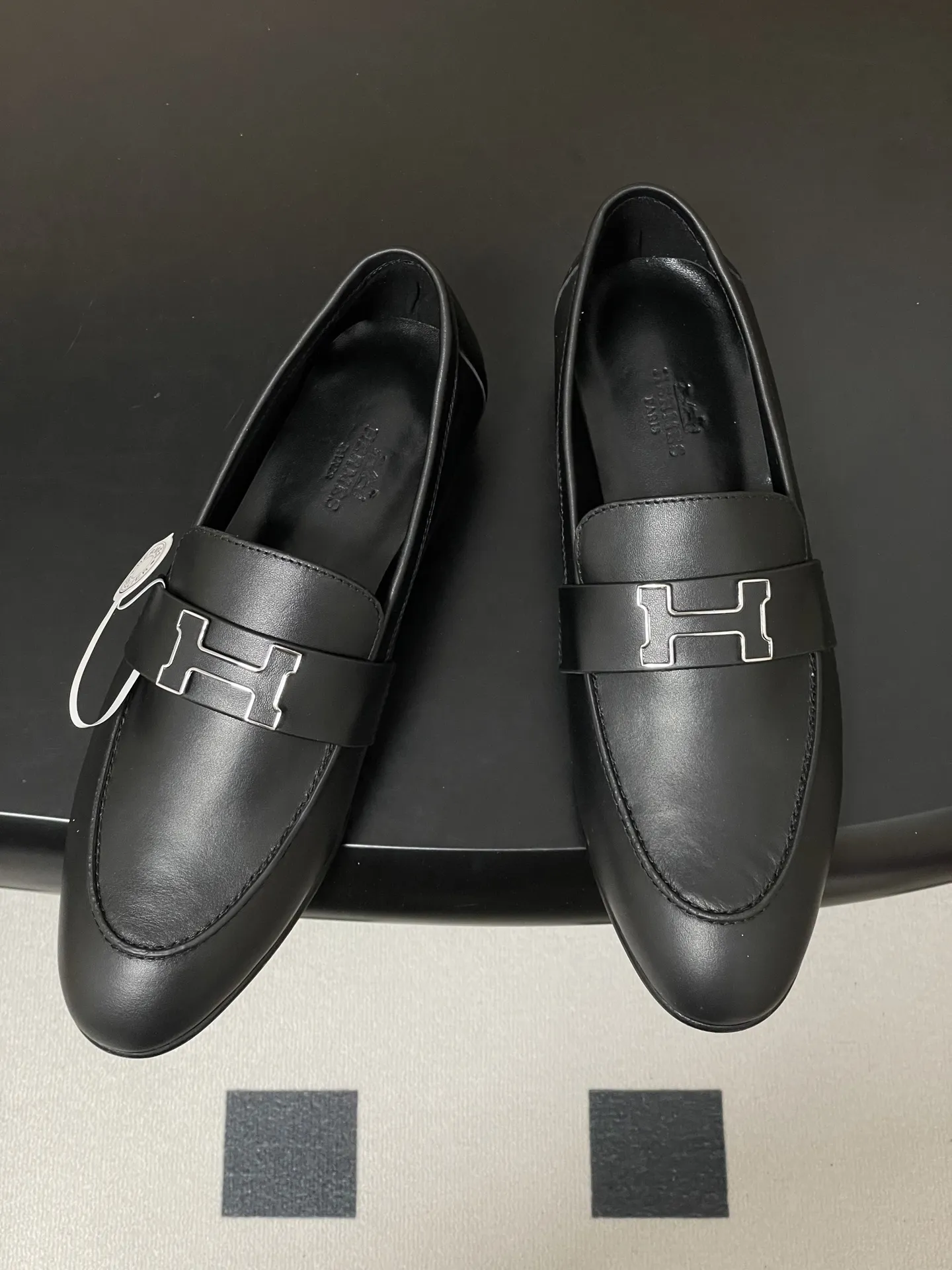 p390-顶级品质（配高档飞机盒✈️） Hermes 爱马仕🐎 H家 Paris/Poyal乐福鞋经典款系列 H字母金属扣乐福鞋一脚蹬单鞋 平底流苏乐福鞋 小牛皮乐福鞋，饰有标志性&ldquo;H&rdquo;细节。打造时尚造型。 鞋面：定制小牛皮 内里垫脚：羊皮 鞋底：意大利A级真皮大底（注塑前掌） 码数：35-39（40.41.42定做不退换）