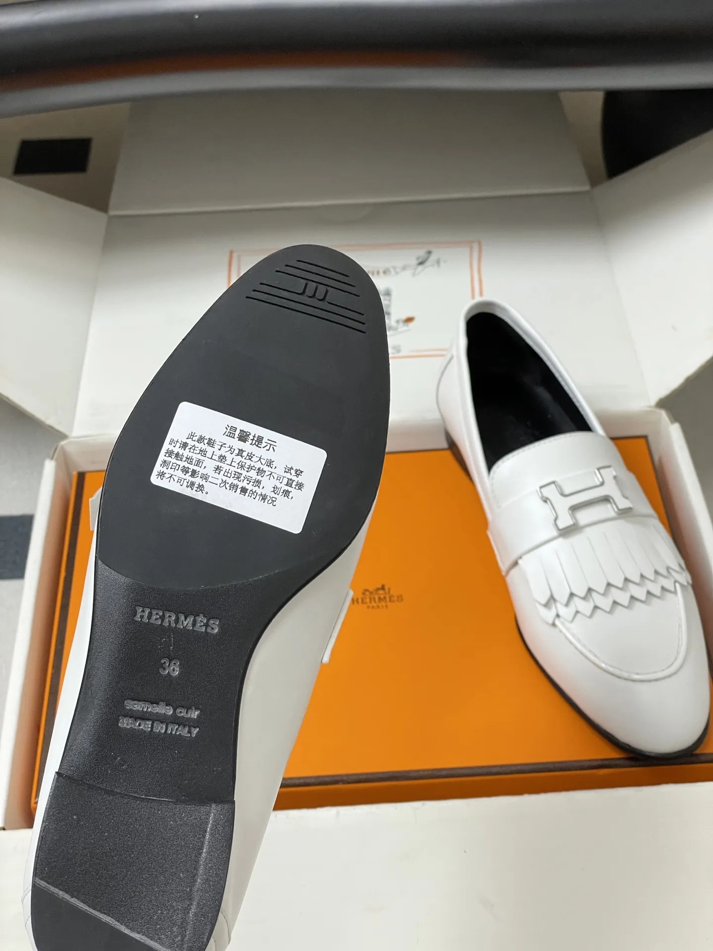 p390-顶级品质(配高档飞机盒✈️) Hermes 爱马仕🐎 H家 Paris/Poyal乐福鞋经典款系列 H字母金属扣乐福鞋一脚蹬单鞋 平底流苏乐福鞋 小牛皮乐福鞋,饰有标志性“H”细节。打造时尚造型。 鞋面:定制小牛皮 内里垫脚:羊皮 鞋底:意大利A级真皮大底(注塑前掌) 码数:35-39(40.41.42定做不退换)