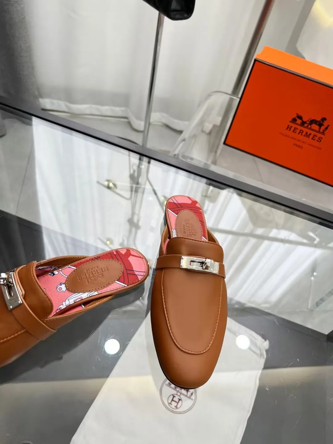 P180 Hermes 爱马仕经典款正品开模定制 五金纯钢五金,最强真空5重 电镀18k白金工艺,永不掉色.. 真皮油边工艺面料:牛皮内里:羊皮‘’大底:橡胶大底码数:35~42