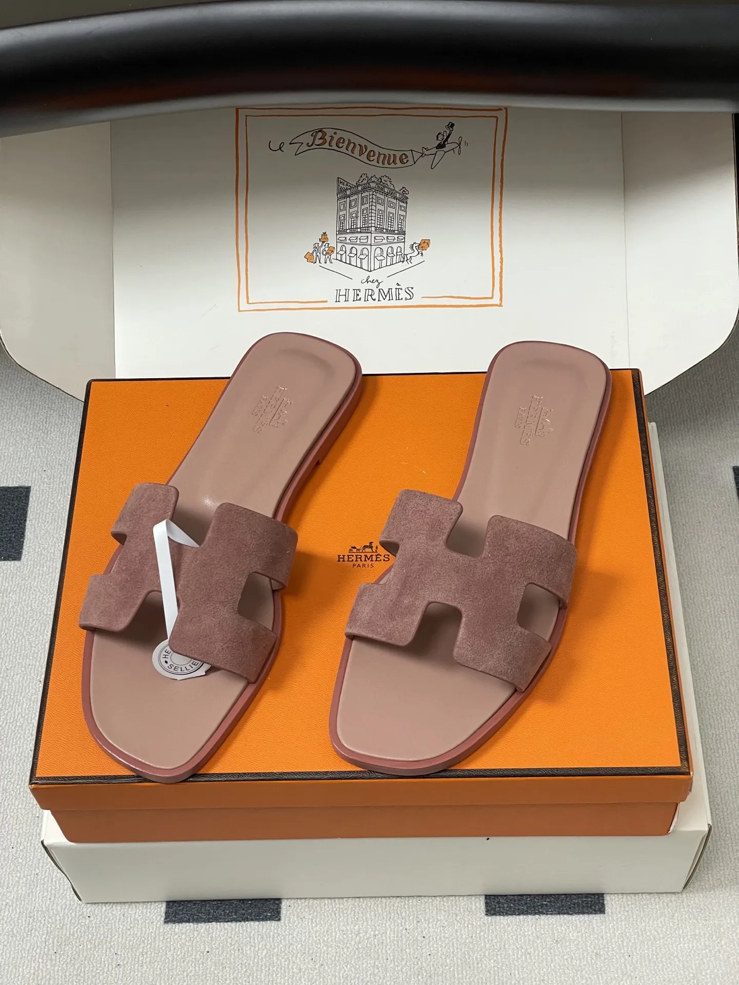 p280-顶级品质(配高档飞机盒✈️/丝巾) Hermes 爱马仕🐎 H家Oran万年经典款‘H’拖鞋 经典百搭的H拖鞋 🆕夏日多巴胺糖果彩色麂皮绒面平底凉拖鞋 经典“H”型鞋面。打造时尚造型,可谓夏日良伴。时尚又百搭 超级舒服 每个细节都做到极致。设计简约流畅,打造时尚柔美的晚装造型。 鞋面:定制羊猄皮 内里垫脚:小羊皮 鞋底:意大利A级双层真皮大底 码数:35-39(34.40.41.42.43定做不退换)