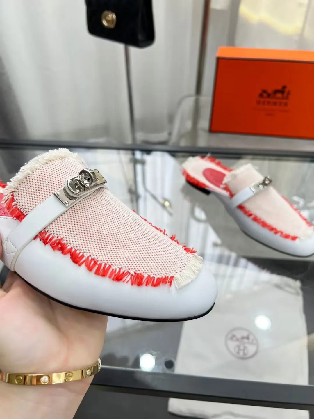 P180 Hermes 爱马仕经典款正品开模定制 五金纯钢五金,最强真空5重 电镀18k白金工艺,永不掉色.. 真皮油边工艺面料:牛皮内里:羊皮‘’大底:橡胶大底码数:35~42