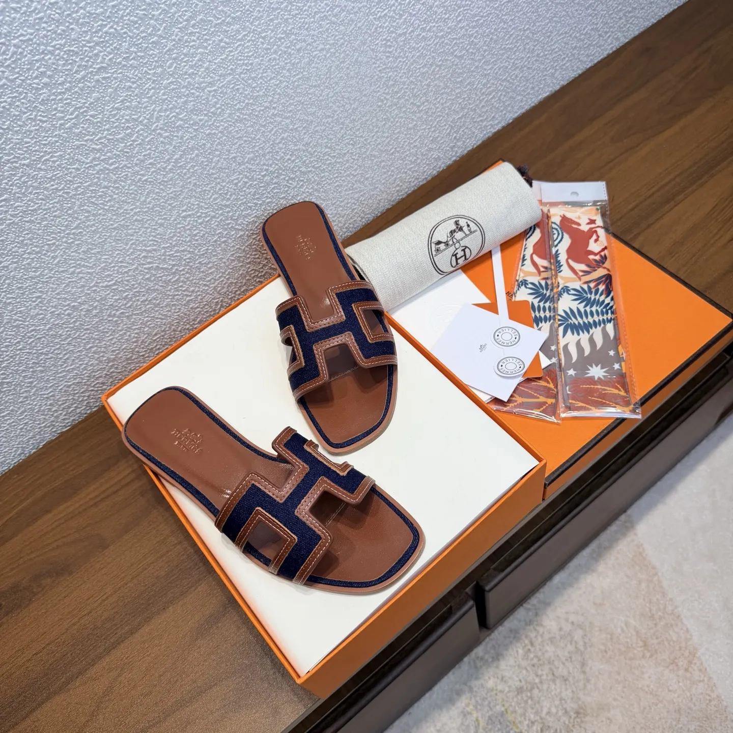 出厂价:250 【随机赠送丝巾】 品牌💗:HERMES 颜色💗:经典全色系 编号💗:H8018-8 跟高💗:1cm 码数💗:35-40全码 (34.42.42订做不退不换) 鞋面材质💗:进口小牛皮➕牛仔布拼接鞋面 鞋底材质💗:真皮大底👑👑👑全透染 HERMES爱马仕,有历史的代表作品,永恒经典款Oasis凉拖,居家出行两不误,上脚颜值超高💃🏻💃🏻💃🏻 上脚非常舒服大方,大牌名明最爱的奢侈品,H系列拖鞋。 高档华丽的完美结合一体,为你展现出高贵不凡的人生魅力;配上特殊渠道定制丝巾,拖鞋摇身一变度假风十足,必须人手一双哦💗🌹