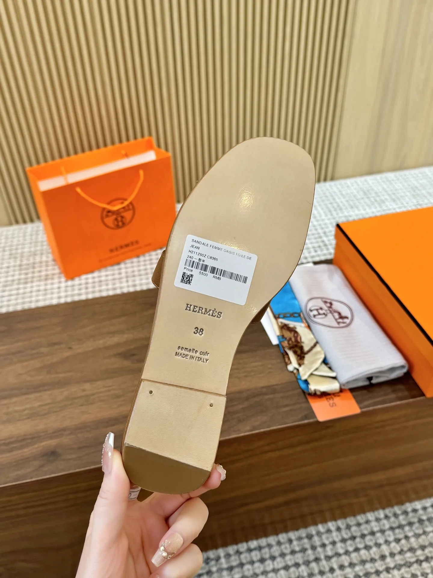 2025新款,(手掌🖐️纹全包工艺)全新改版(Hermès) 包装升级,版型做工材料升级。 Hermes®🔴市场最高版本纯手工鞋✨✨ 顶级产品爱马仕拖鞋🐎 新款高端时尚原版一样, 师傅纯手工打造 !❥高端定制,行业最高版本⚠❥采用:Hermers鞋面:意大利进口牛皮+原版订制级粒面小牛皮垫脚+真皮大底(追求顶级行走舒适度)Hermes━━━━━ size:35-40(34.41.42定做不退换) P:真皮底210 P:橡胶底160