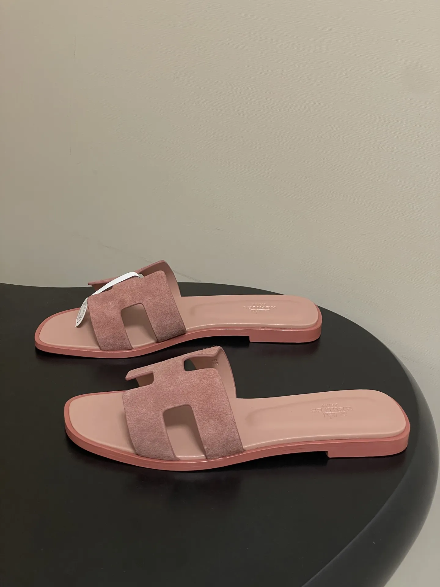 p280-顶级品质(配高档飞机盒✈️/丝巾) Hermes 爱马仕🐎 H家Oran万年经典款‘H’拖鞋 经典百搭的H拖鞋 🆕夏日多巴胺糖果彩色麂皮绒面平底凉拖鞋 经典“H”型鞋面。打造时尚造型,可谓夏日良伴。时尚又百搭 超级舒服 每个细节都做到极致。设计简约流畅,打造时尚柔美的晚装造型。 鞋面:定制羊猄皮 内里垫脚:小羊皮 鞋底:意大利A级双层真皮大底 码数:35-39(34.40.41.42.43定做不退换)