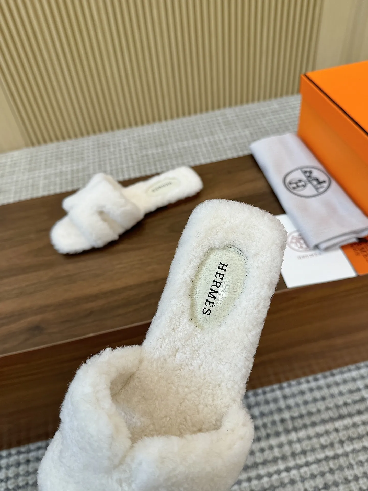 💰P190𝐇𝐄𝐑𝐌𝐄𝐒 爱马仕皮毛一体卷糕毛H拖 今年面料均选用A+皮毛一体卷糕毛 毛茸茸的 超可爱的，踩云脚感，光脚或者搭配个袜子穿，都时髦的不行哦 鞋底是橡胶仿真皮大底（可订做真皮大底） Size：女码35-41