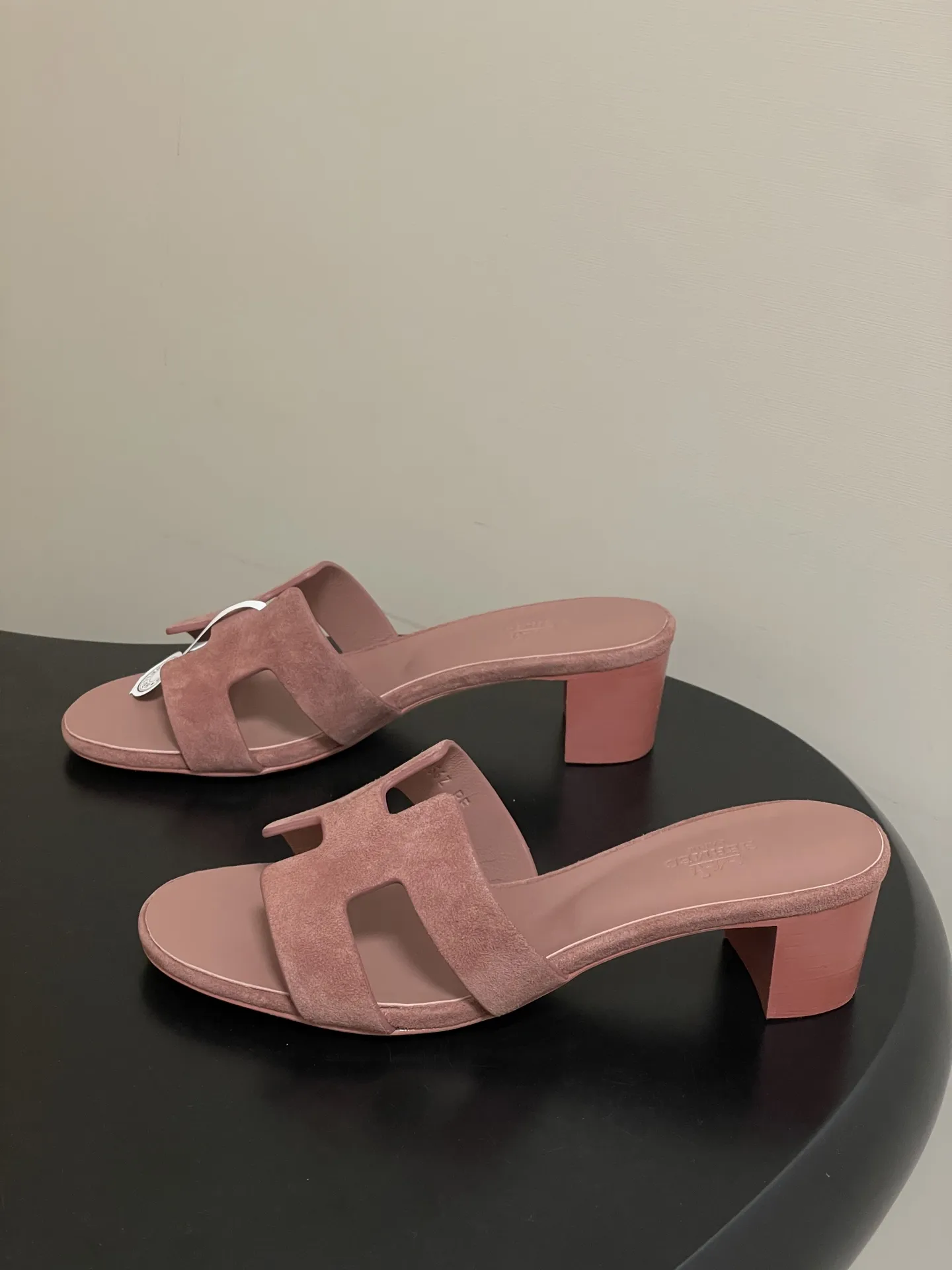 p290-顶级品质（配高档飞机盒✈️/丝巾） Hermes 爱马仕🐎 H家Oran万年经典款&lsquo;H&rsquo;拖鞋 经典百搭的H拖鞋 🆕夏日多巴胺糖果彩色麂皮绒面粗跟拖鞋 经典&ldquo;H&rdquo;型鞋面。打造时尚造型，可谓夏日良伴。时尚又百搭 超级舒服 每个细节都做到极致。设计简约流畅，打造时尚柔美的晚装造型。 鞋面：定制羊猄皮 内里垫脚：小羊皮 鞋底：意大利A级双层真皮大底 码数：35-39（34.40.41.42.43定做不退换）