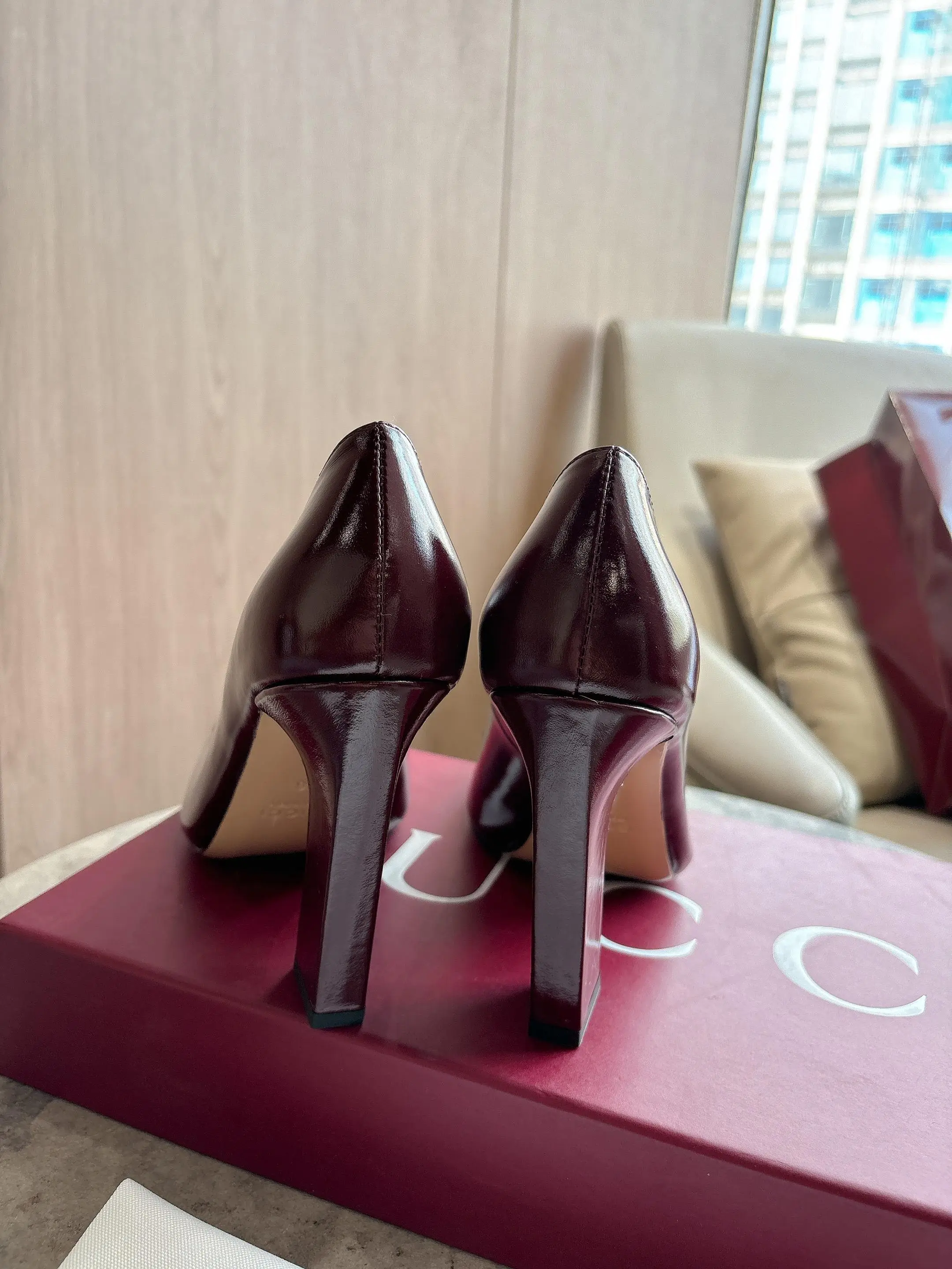 3079-1 酒红&yen;270（35-42）2026春夏系列全新上市。这款单品亮相于《La Famiglia》系列&ldquo;Incazzata&rdquo;造型。Signora系列鞋履的设计灵感源自意大利语中的&ldquo;夫人&rdquo;一词，以简约利落的方形鞋头与纤细修长的粗跟焕新演绎品牌典藏浅口鞋，为雅致风尚注入一抹现代气息。 酒红柔软亮面皮革 金色调配件 粉色皮革衬里 马衔扣和同款金属质感饰面&ldquo;Made in Italy by Gucci&rdquo;标识 利落方形鞋头 皮革鞋底 修长阔跟廓形 中跟 跟高：110厘米