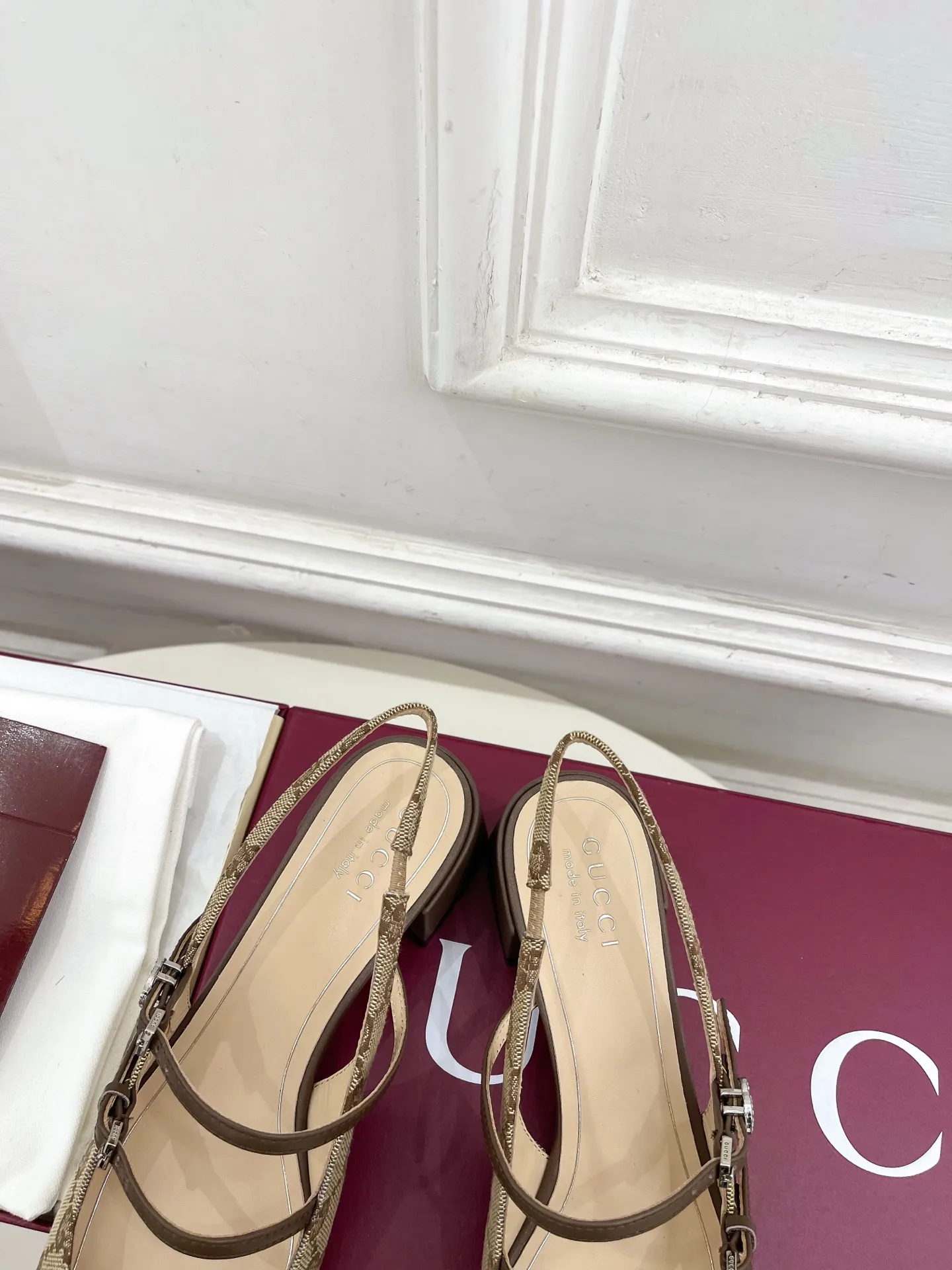 Gucci | 古驰 26𝐬𝐬 ⭐️ 2026春夏新品 双G水钻老花粗跟后空凉鞋 主打系列终于面世，狠货值得期待！原有的经典 创造新设计 ✨ ❥BS代购级别！高级感十足！国内外博主刷爆的一款,复古又时髦 穿搭简便 上脚美炸了！官网主推，新色持续更新🆕 ━━━━━ ЅᏇєєt ━━━━━ ▪️鞋面：高定制进口GG帆布 ▪️内里: 进口羊皮里 ▪️大底：原版意大利进口牛皮大底 ▪️跟高：4.5cm ▪️鞋码: 35-39（40.41.可定制） 出厂价：💰280