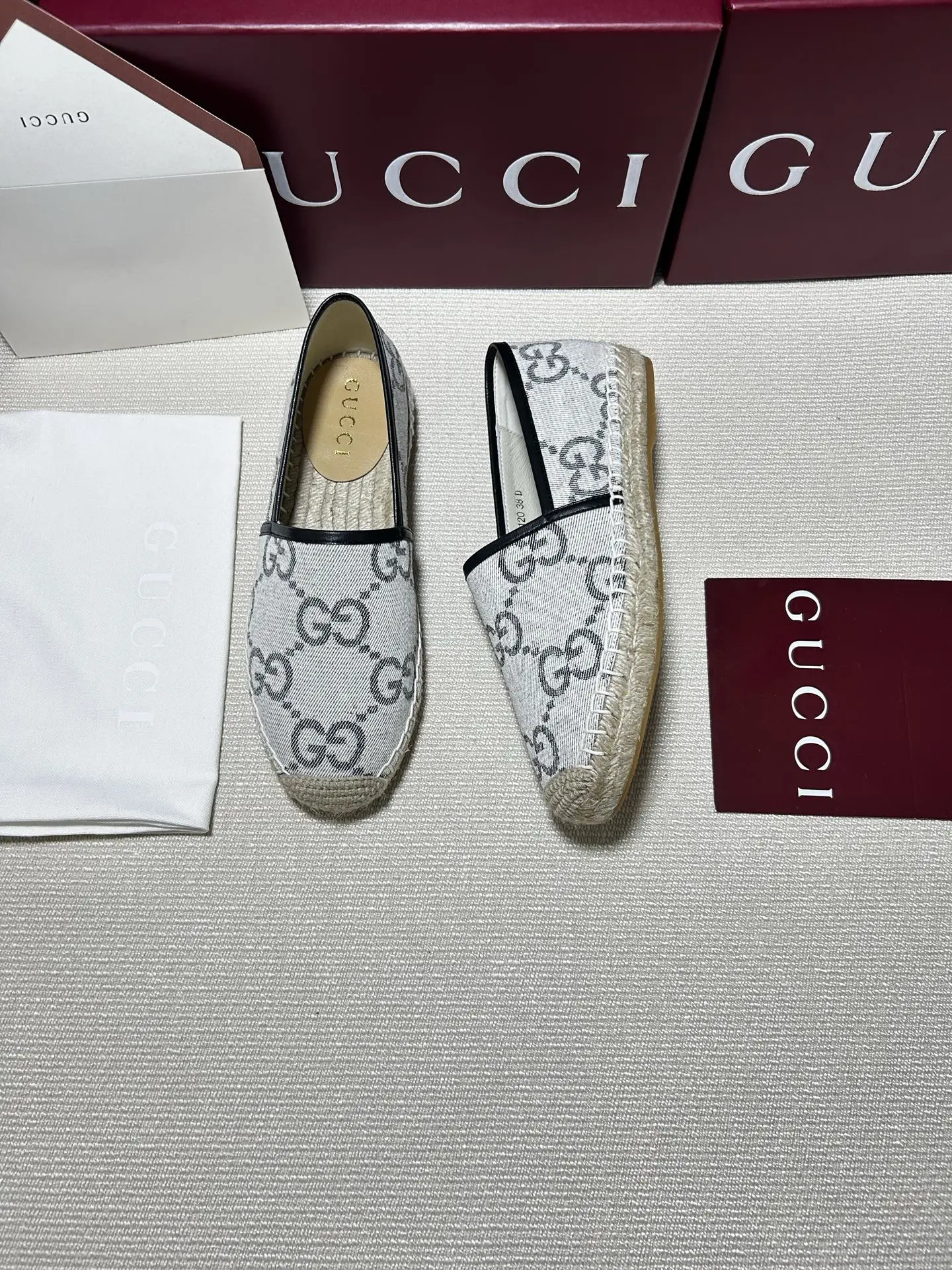 💰160，GUCCi 2025ss新款马衔扣女士新款渔夫鞋 这款鞋采用米色和深棕色GG帆布制 成整双鞋子采购Zp开发打造，全部定制材料，独家开模大底，细节全部对版出货，连包装也做到跟正品一样。码数:35-41（41订做不退不换）