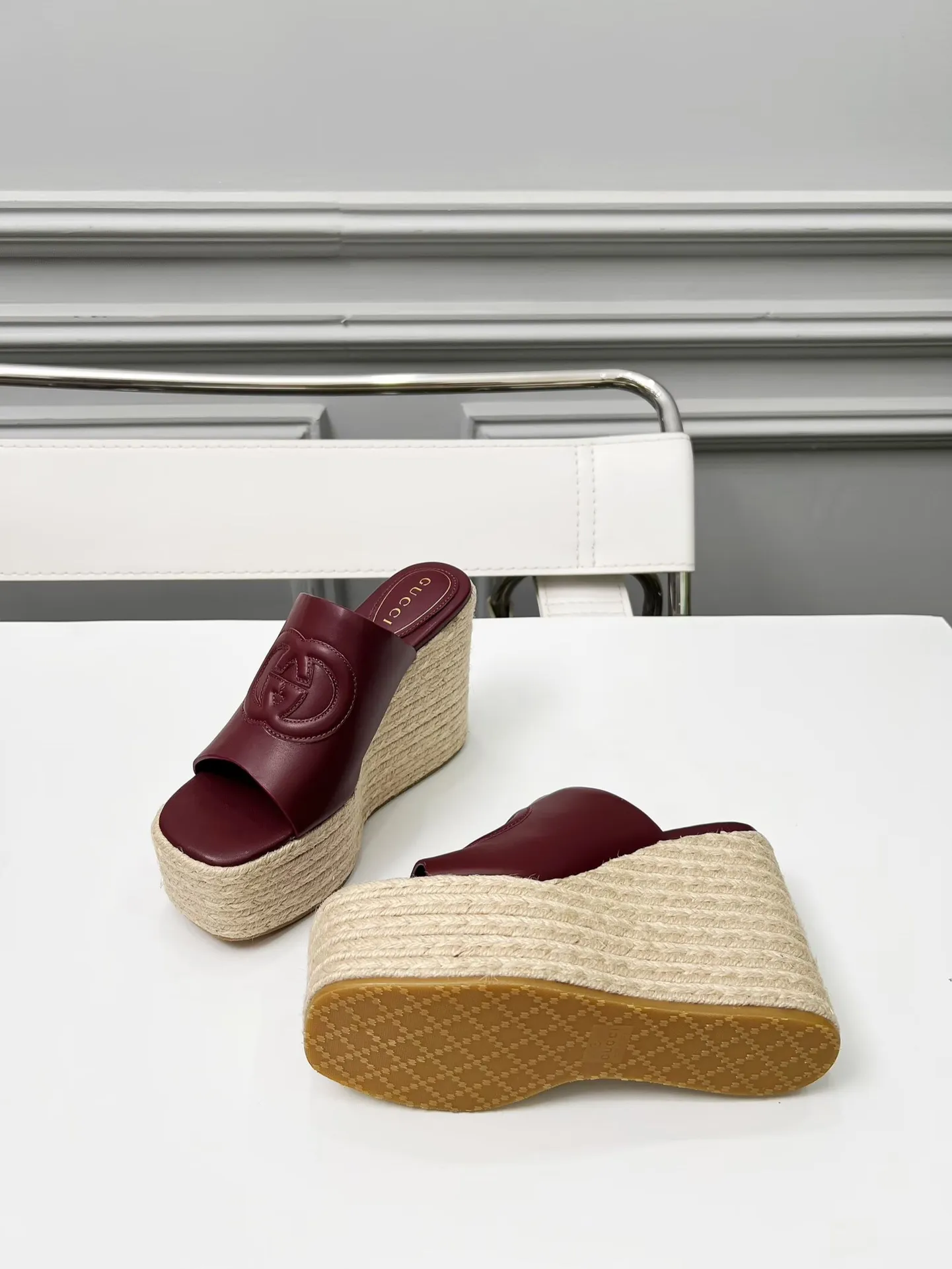 出厂价:210元 古琦新款拖鞋 ,时尚高端又个性十足的一款✅ 上脚很稳舒适又耐穿,日常搭配方便又独特,夏日必备经典款,鞋面采用GUCCI品牌车线 面料:牛皮 内里/垫脚:羊皮 水台高度:11cm 颜色:黑、白、棕、酒红、粉 码数:35—42(41、42需定做) 包装:配有布袋 卡片。