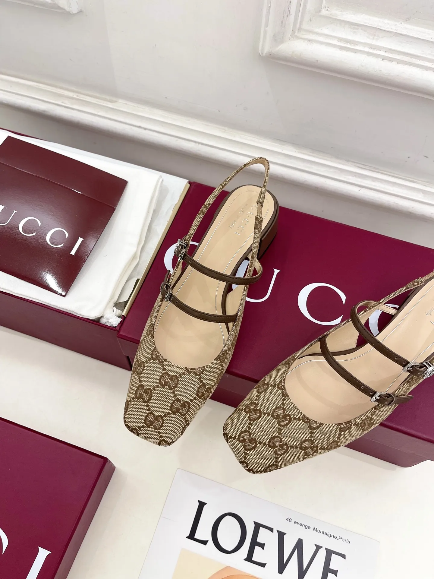 Gucci | 古驰 26𝐬𝐬 ⭐️ 2026春夏新品 双G水钻老花粗跟后空凉鞋 主打系列终于面世，狠货值得期待！原有的经典 创造新设计 ✨ ❥BS代购级别！高级感十足！国内外博主刷爆的一款,复古又时髦 穿搭简便 上脚美炸了！官网主推，新色持续更新🆕 ━━━━━ ЅᏇєєt ━━━━━ ▪️鞋面：高定制进口GG帆布 ▪️内里: 进口羊皮里 ▪️大底：原版意大利进口牛皮大底 ▪️跟高：4.5cm ▪️鞋码: 35-39（40.41.可定制） 出厂价：💰280