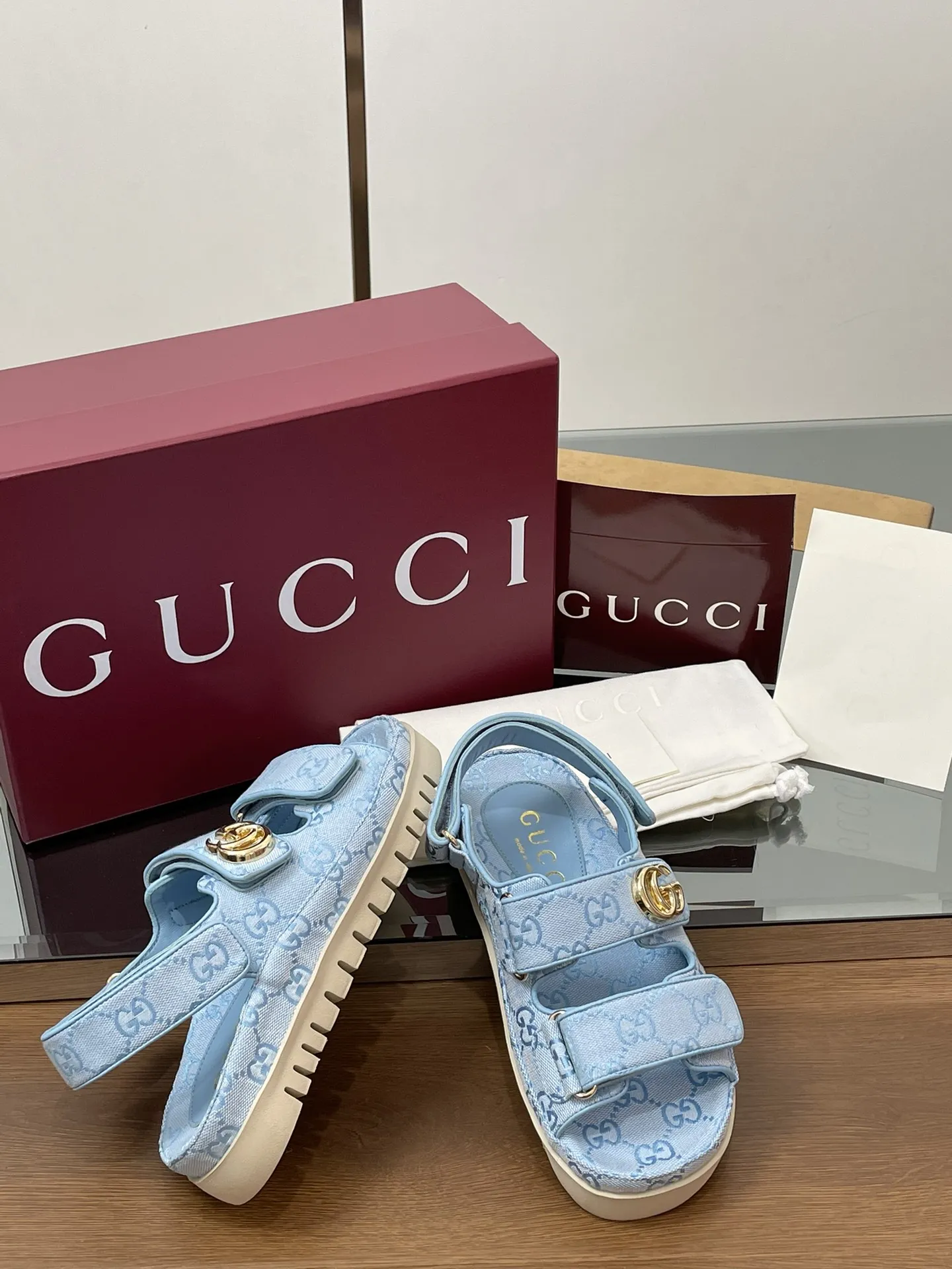 2025夏季新款GUCCi高端精品 🧧240💰🆕古驰早春系列😍饰双GG经典老花布沙滩凉鞋🔥顶级🆙代购品质！原版1:1复刻，毎个细节皆经过精心打磨细腻制作.可与ZG对比如一，无二品质！ Gucci 现代设计美学探索独特匠心之路，巧妙融合品牌经典元素与备受喜爱的品牌标识。这款凉鞋缀饰备受喜爱的双G造型配件，为整个设计注入一抹低调的品牌标识魅力，与魔术贴带的多功能性相得益彰。👏👏 面料：原版定制进口GG老花帆布+进口羊皮 内里/垫脚：进口羊皮里 鞋跟：2.0CM厚底 大底：模具进口橡胶底 尺码：女35-42（404142定做不退换） 包装：全套安可拉酒红原包装