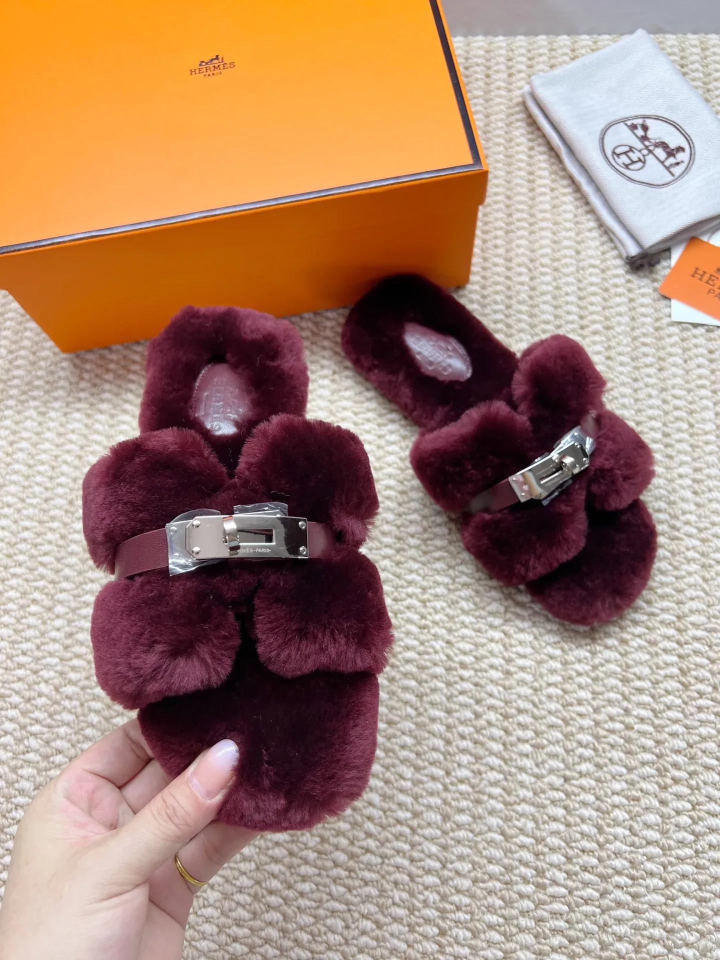 橙子出厂价💰 100 代购级别hermes爱马仕二舅毛拖常年做货2025新款新色官网、小红书同步最新配色爱马仕爆款火热上线，做工升级版，高品质！ 时尚潮流小羊毛H拖秋冬款平底毛拖， 可定制无标不退不换 面料：进口小羊卷真毛 里料：进口小羊卷真毛 码数：35-41