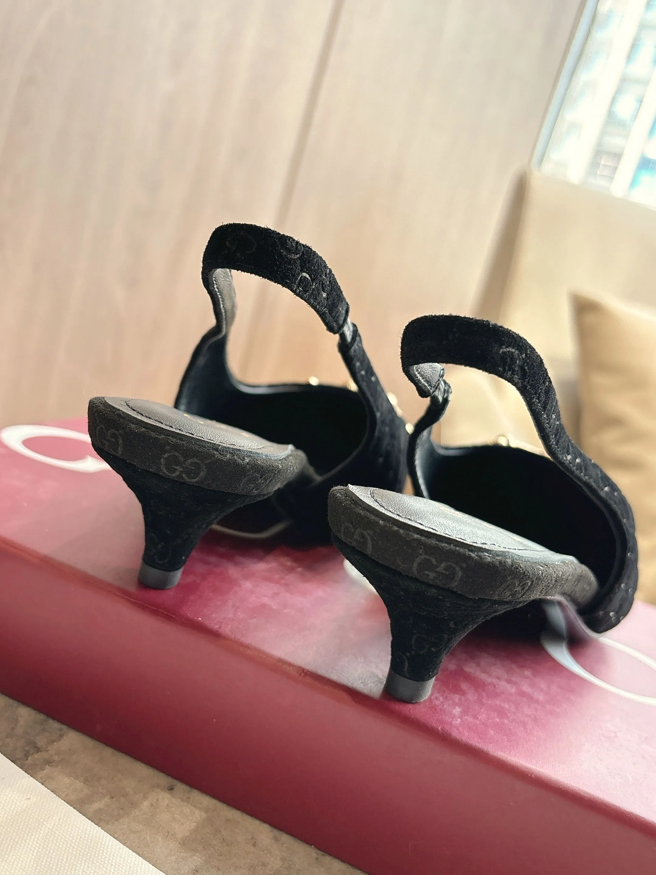 2024-1A p黑260（35-42）这款女士高跟鞋采用GG皮革精心制作，利落尖头设计搭配标志性的马衔扣细节，致敬Gucci马术传承。鞋面上的经典配件以抛光效果呈现，透过现代视角焕新诠释经典廓形。 黑色GG皮革 浅金色调配件 马衔扣 羊皮革鞋底 踝部可调节搭扣开合 中跟 高度：5厘米