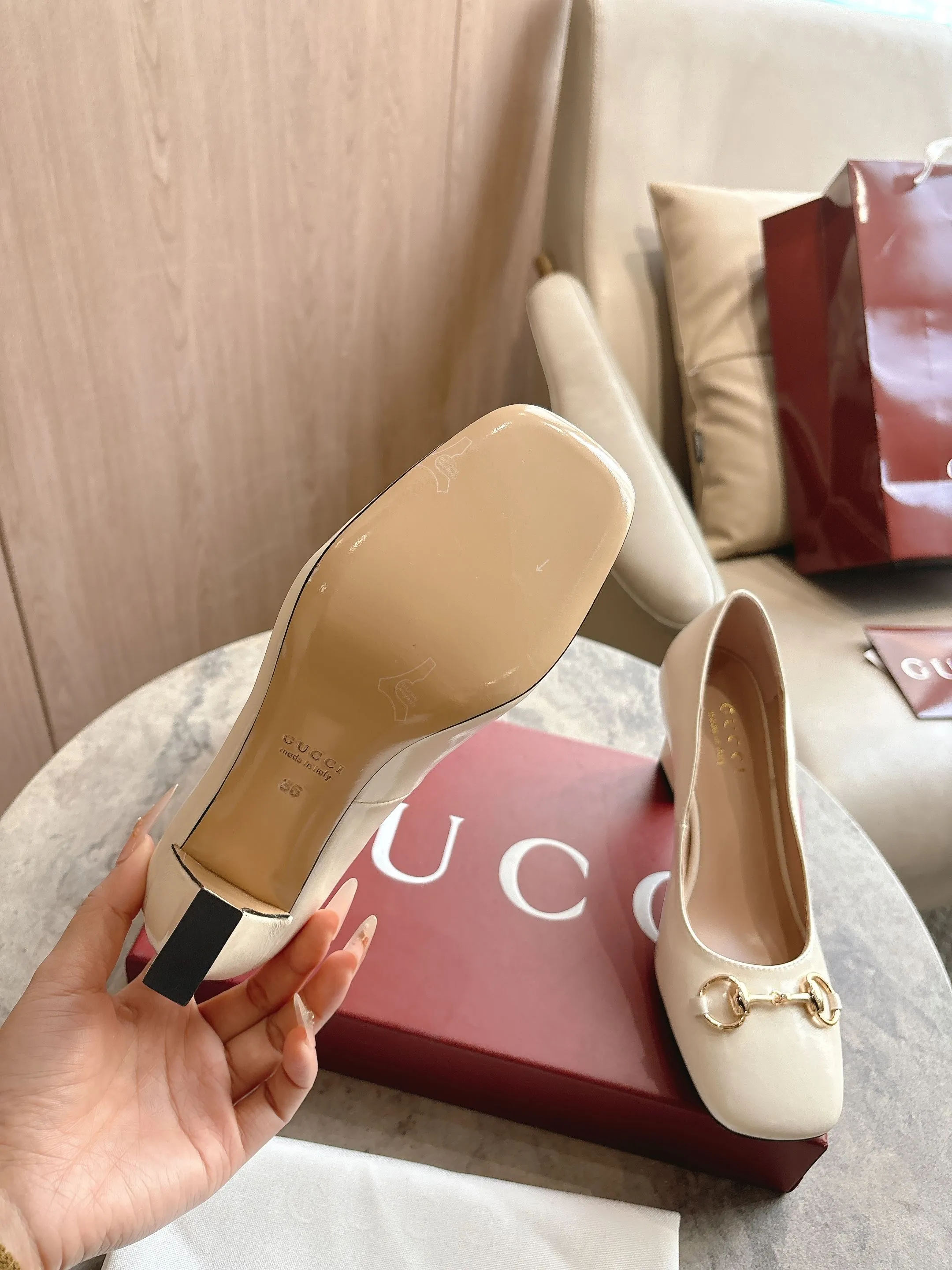 3079-2 白¥260(35-42)2026春夏系列全新上市。这款单品亮相于《La Famiglia》系列“Incazzata”造型。Signora系列鞋履的设计灵感源自意大利语中的“夫人”一词,以简约利落的方形鞋头与纤细修长的粗跟焕新演绎品牌典藏浅口鞋,为雅致风尚注入一抹现代气息。 米白色柔软亮面皮革 金色调配件 粉色皮革衬里 马衔扣和同款金属质感饰面“Made in Italy by Gucci”标识 利落方形鞋头 皮革鞋底 修长阔跟廓形 中跟 跟高:850厘米