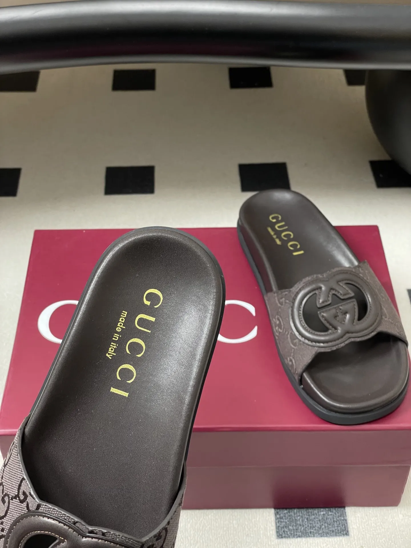 p250- 26Ss夏季新款Gucci古驰 双G镂空厚底沙滩凉拖鞋经典GG丹宁布休闲拖鞋 这款单品出自Gucci Lido系列,设计灵感源自意大利海岸的夏日风情和海滩俱乐部。从为品牌注入荣光的20世纪70年代典藏设计中撷取灵感,互扣式双G在这款皮革拖鞋上以大号镂空细节焕新呈现。 鞋面:牛皮/丹宁牛仔布 内里垫脚:羊皮 鞋底:原版开模橡胶大底 码数:35-39(40.41.42定做不退换)