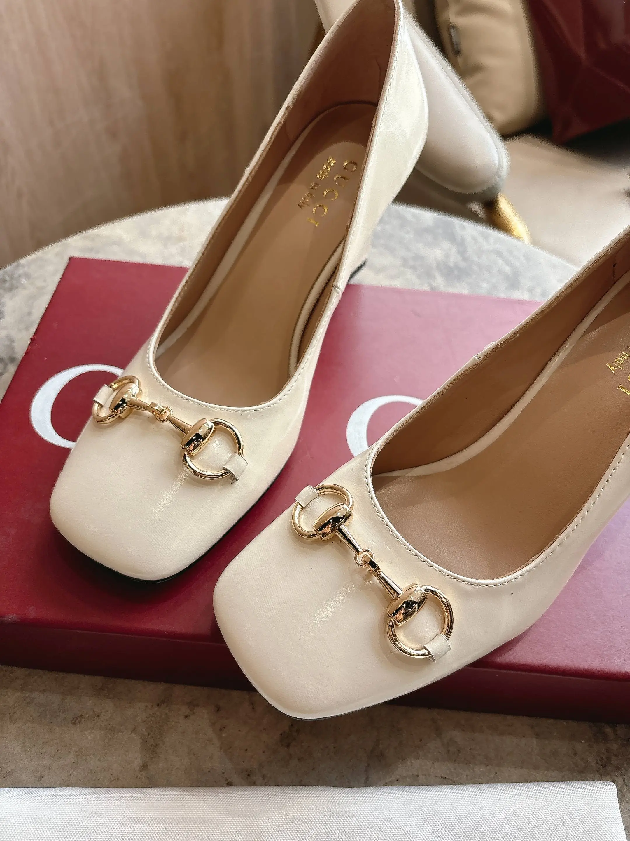 3079-2 白&yen;260（35-42）2026春夏系列全新上市。这款单品亮相于《La Famiglia》系列&ldquo;Incazzata&rdquo;造型。Signora系列鞋履的设计灵感源自意大利语中的&ldquo;夫人&rdquo;一词，以简约利落的方形鞋头与纤细修长的粗跟焕新演绎品牌典藏浅口鞋，为雅致风尚注入一抹现代气息。 米白色柔软亮面皮革 金色调配件 粉色皮革衬里 马衔扣和同款金属质感饰面&ldquo;Made in Italy by Gucci&rdquo;标识 利落方形鞋头 皮革鞋底 修长阔跟廓形 中跟 跟高：850厘米