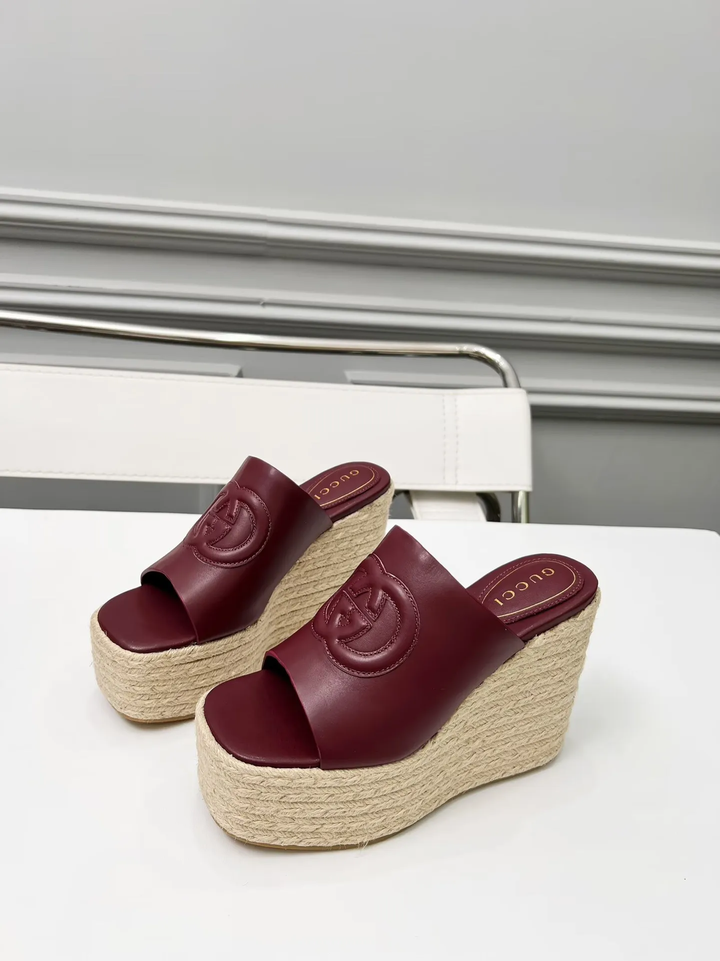 出厂价:210元 古琦新款拖鞋 ,时尚高端又个性十足的一款✅ 上脚很稳舒适又耐穿,日常搭配方便又独特,夏日必备经典款,鞋面采用GUCCI品牌车线 面料:牛皮 内里/垫脚:羊皮 水台高度:11cm 颜色:黑、白、棕、酒红、粉 码数:35—42(41、42需定做) 包装:配有布袋 卡片。