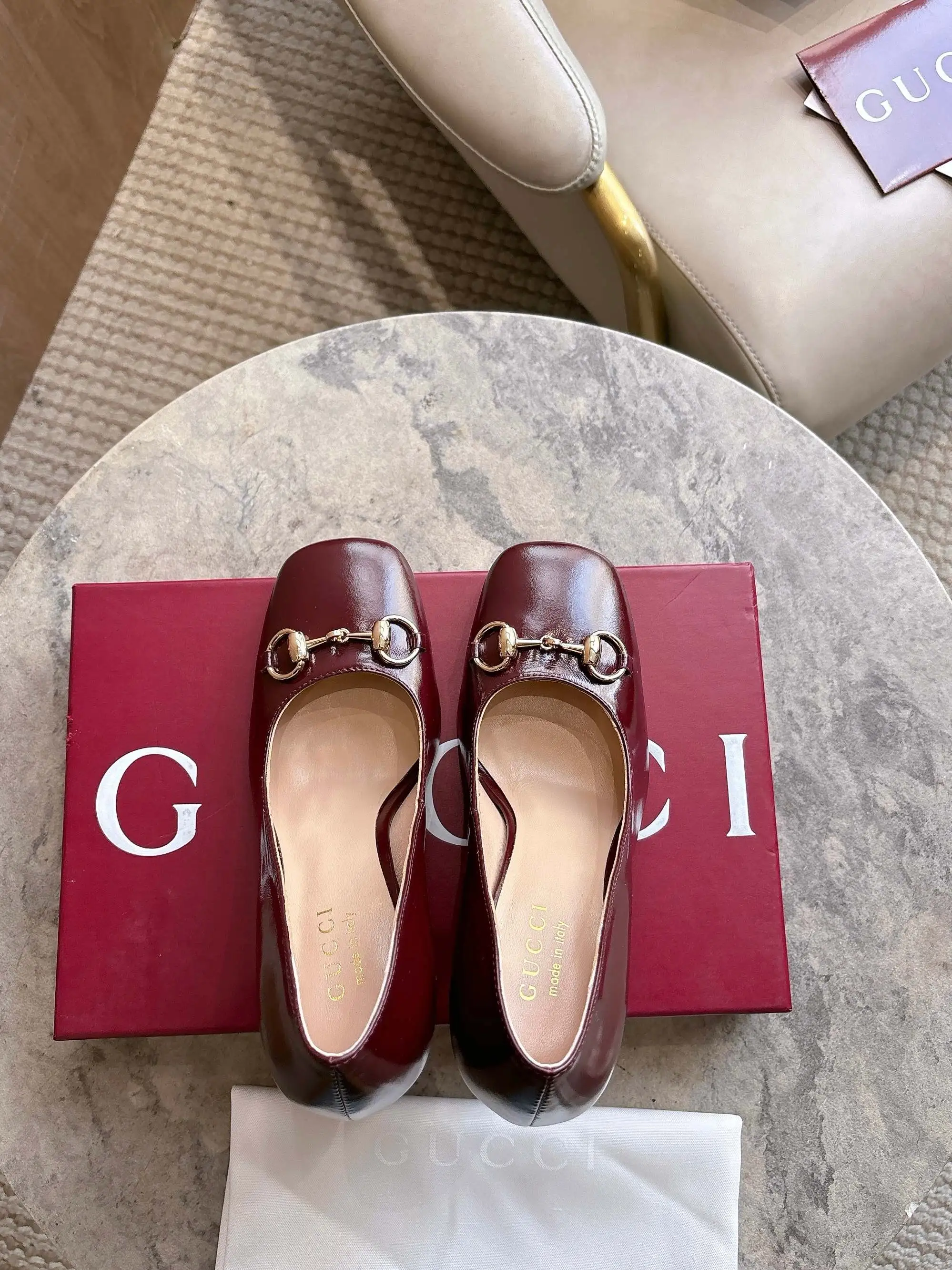 3079-1 酒红¥270(35-42)2026春夏系列全新上市。这款单品亮相于《La Famiglia》系列“Incazzata”造型。Signora系列鞋履的设计灵感源自意大利语中的“夫人”一词,以简约利落的方形鞋头与纤细修长的粗跟焕新演绎品牌典藏浅口鞋,为雅致风尚注入一抹现代气息。 酒红柔软亮面皮革 金色调配件 粉色皮革衬里 马衔扣和同款金属质感饰面“Made in Italy by Gucci”标识 利落方形鞋头 皮革鞋底 修长阔跟廓形 中跟 跟高:110厘米