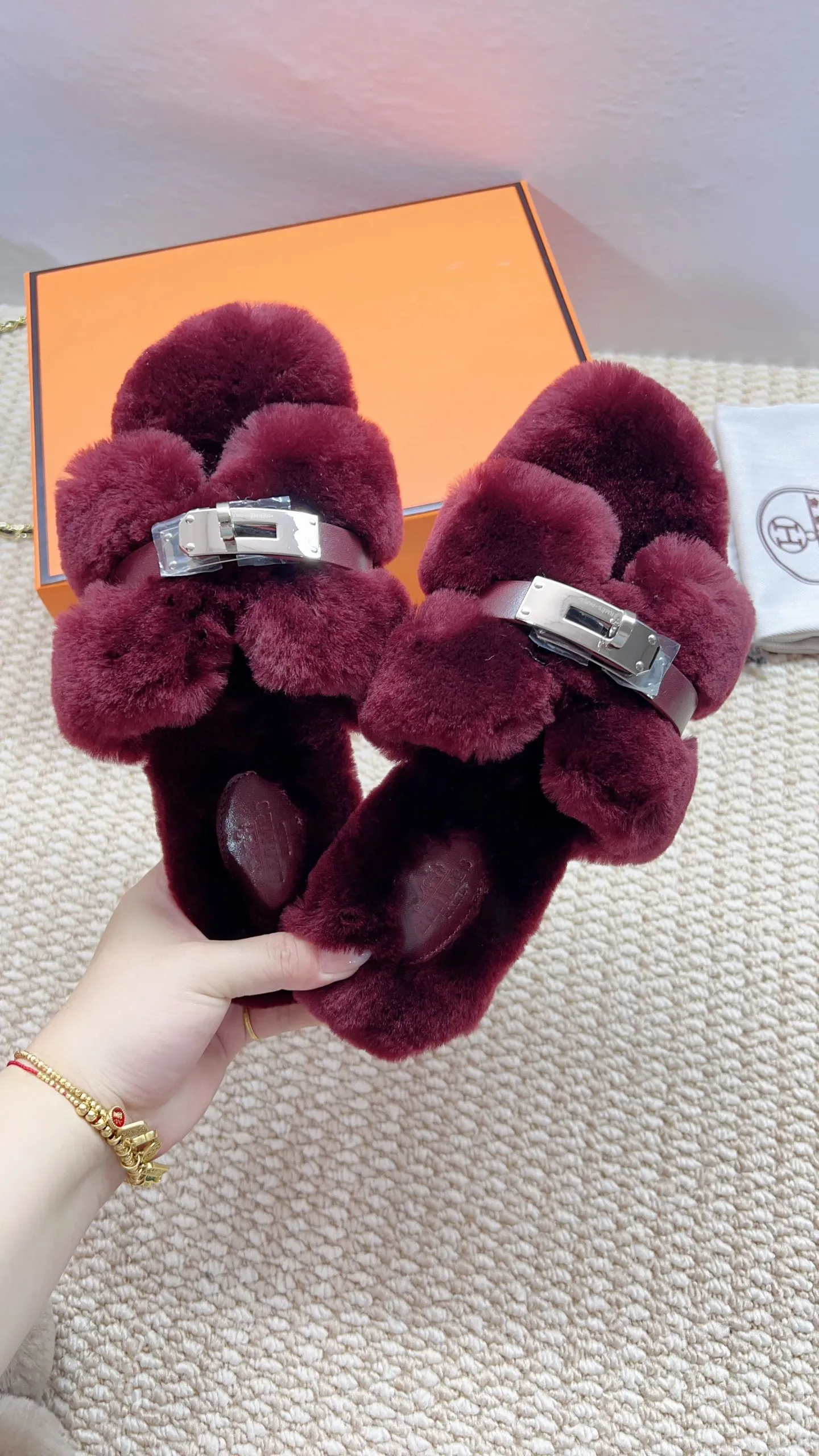 橙子出厂价💰 100 代购级别hermes爱马仕二舅毛拖常年做货2025新款新色官网、小红书同步最新配色爱马仕爆款火热上线，做工升级版，高品质！ 时尚潮流小羊毛H拖秋冬款平底毛拖， 可定制无标不退不换 面料：进口小羊卷真毛 里料：进口小羊卷真毛 码数：35-41