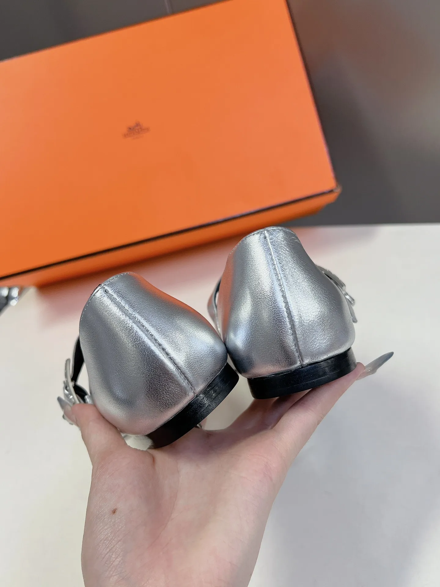 橙子出厂价💰100 🆕 HERMES爱马仕新款玛丽珍 H家唯一一款绑带玛丽珍 简约的设计 极具辨识度的H五金扣 还是第一款，上脚包裹感更强，走路更跟脚✔️原版复刻品质 细节一比一复原 鞋面进口小牛皮 内里羊皮 大底意大利真皮大底 原版全套包装 size:34-42