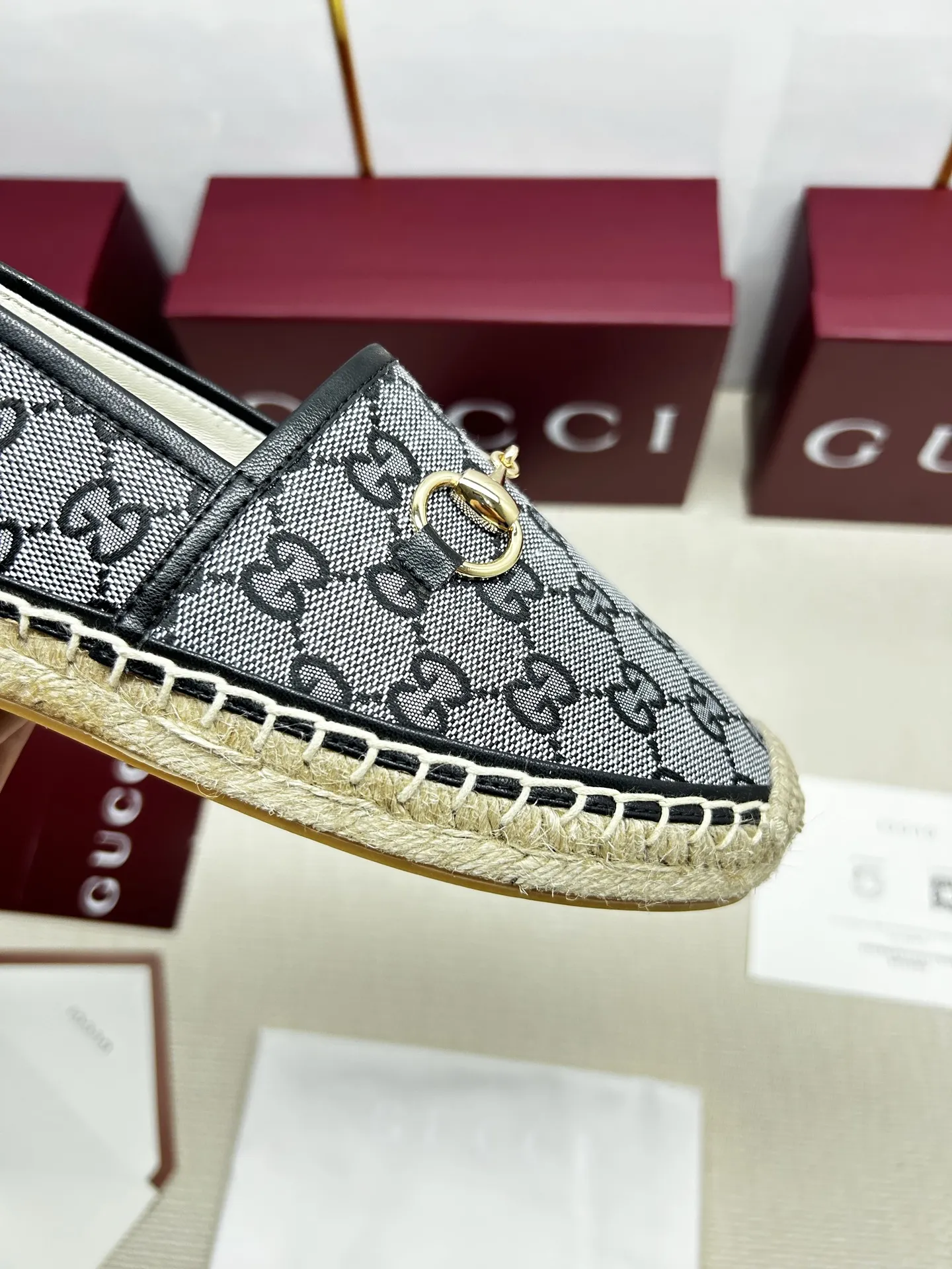 💰170,GUCCi 2025ss新款马衔扣女士新款渔夫鞋 这款鞋采用米色和深棕色GG帆布制 成整双鞋子采购Zp开发打造,全部定制材料,独家开模大底,细节全部对版出货,连包装也做到跟正品一样。码数:35-41(41订做不退不换)