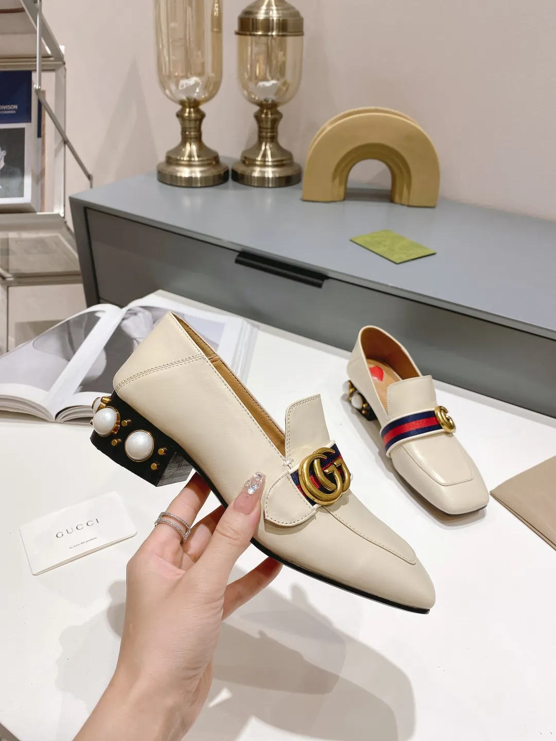 经典款古奇春鞋走秀款,明星同款。官网1;1定制。2用穿法。可做拖鞋。面头层粒面牛皮。全羊皮里。羊皮垫脚,搭配原版GUCCI古铜色实心双G筒扣。高端大气。层皮包跟更显奢华品质。采用进口大珍珠,耐磨防滑品牌大底。跟高3.5厘米,欢迎上图大卖。订做34和41,大货35-40码,黑色,米白色,二个色 图片鞋跟有珍珠P220元。鞋跟无珍珠200元, 最后一图跟高7.5厘米