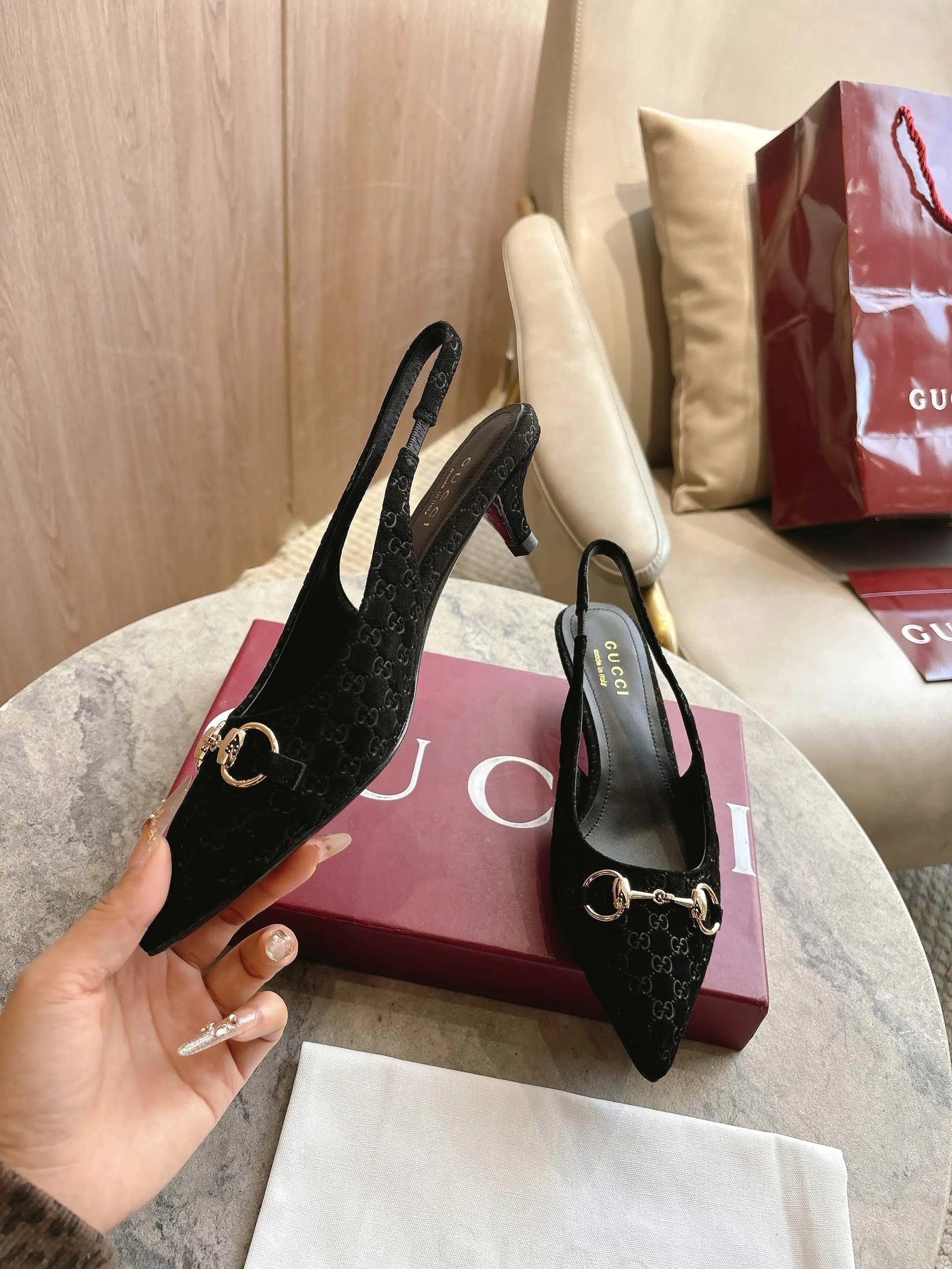 2024-1A p黑260(35-42)这款女士高跟鞋采用GG皮革精心制作,利落尖头设计搭配标志性的马衔扣细节,致敬Gucci马术传承。鞋面上的经典配件以抛光效果呈现,透过现代视角焕新诠释经典廓形。 黑色GG皮革 浅金色调配件 马衔扣 羊皮革鞋底 踝部可调节搭扣开合 中跟 高度:5厘米