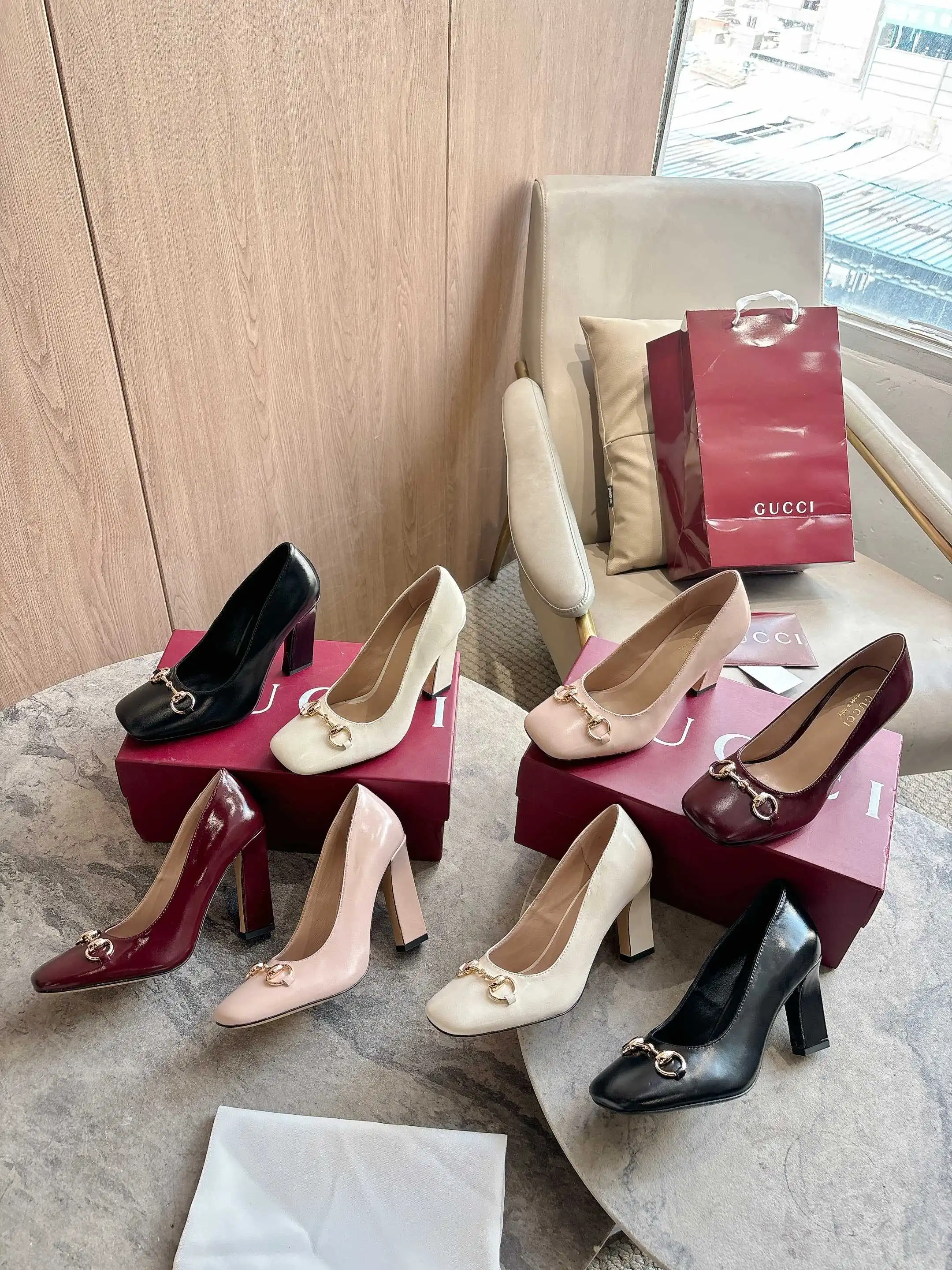 3079-1 酒红¥270(35-42)2026春夏系列全新上市。这款单品亮相于《La Famiglia》系列“Incazzata”造型。Signora系列鞋履的设计灵感源自意大利语中的“夫人”一词,以简约利落的方形鞋头与纤细修长的粗跟焕新演绎品牌典藏浅口鞋,为雅致风尚注入一抹现代气息。 酒红柔软亮面皮革 金色调配件 粉色皮革衬里 马衔扣和同款金属质感饰面“Made in Italy by Gucci”标识 利落方形鞋头 皮革鞋底 修长阔跟廓形 中跟 跟高:110厘米