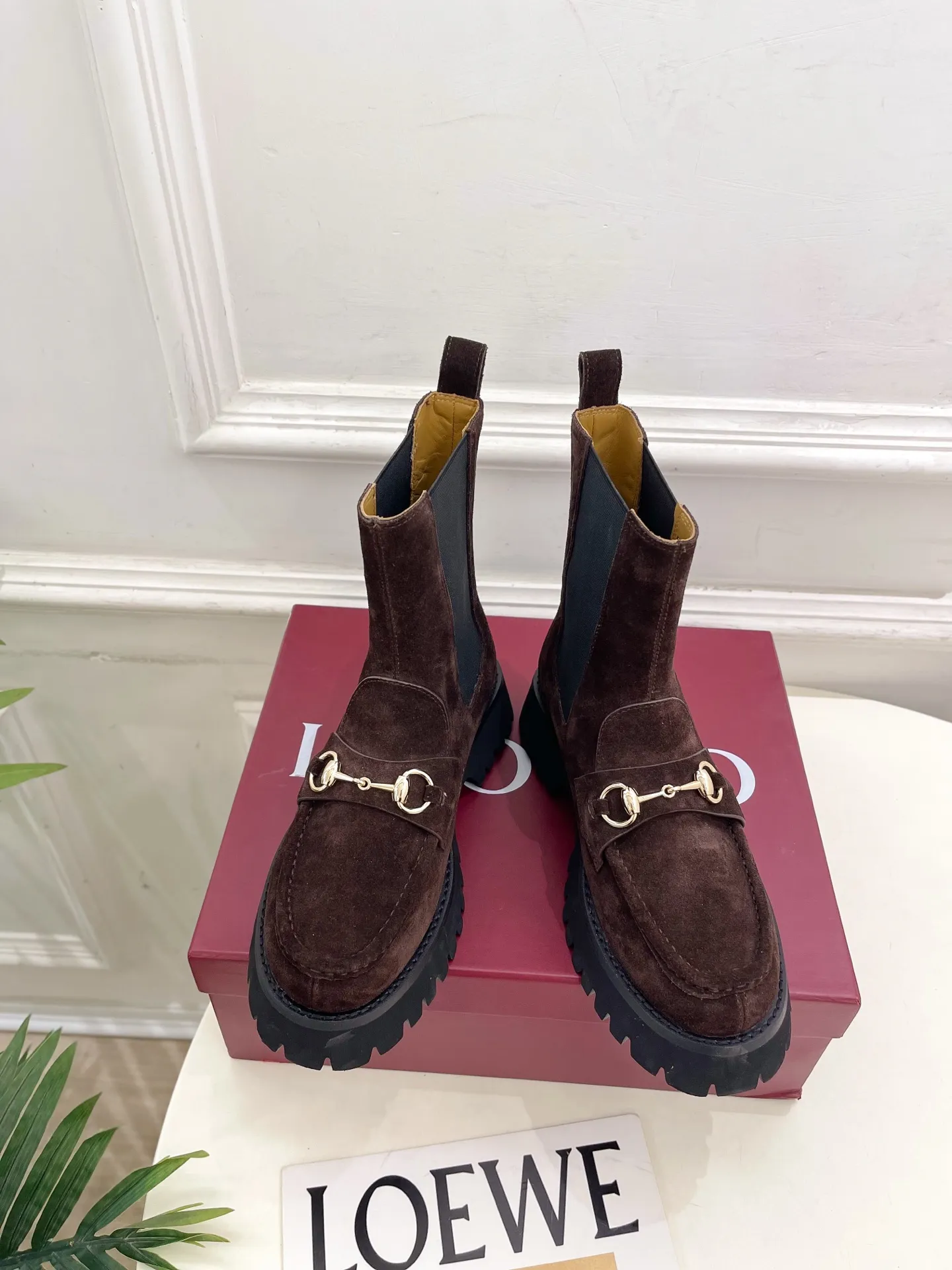 Gucci | 古驰 25𝐬𝐬 ⭐️2025 G家秋冬新品 走秀款 经典马衔扣切尔西短靴 主打系列终于面世，狠货值得期待！原有的经典 创造新设计 ✨ ❥ BS代购级别！高级感十足！国内外博主刷爆的一款,复古又时髦 穿搭简便 上脚美炸了！官网主推，新色持续更新🆕 ━━━━━ ЅᏇєєt ━━━━━ ▪️鞋面：原版特定小牛皮/牛猄 ▪️内里: 进口羊皮里 ▪️大底：原版开模定制防滑大底 ▪️跟高：4.5cm ▪️鞋码: 35-39（40.41.可定做） ▪️出厂价：💰360