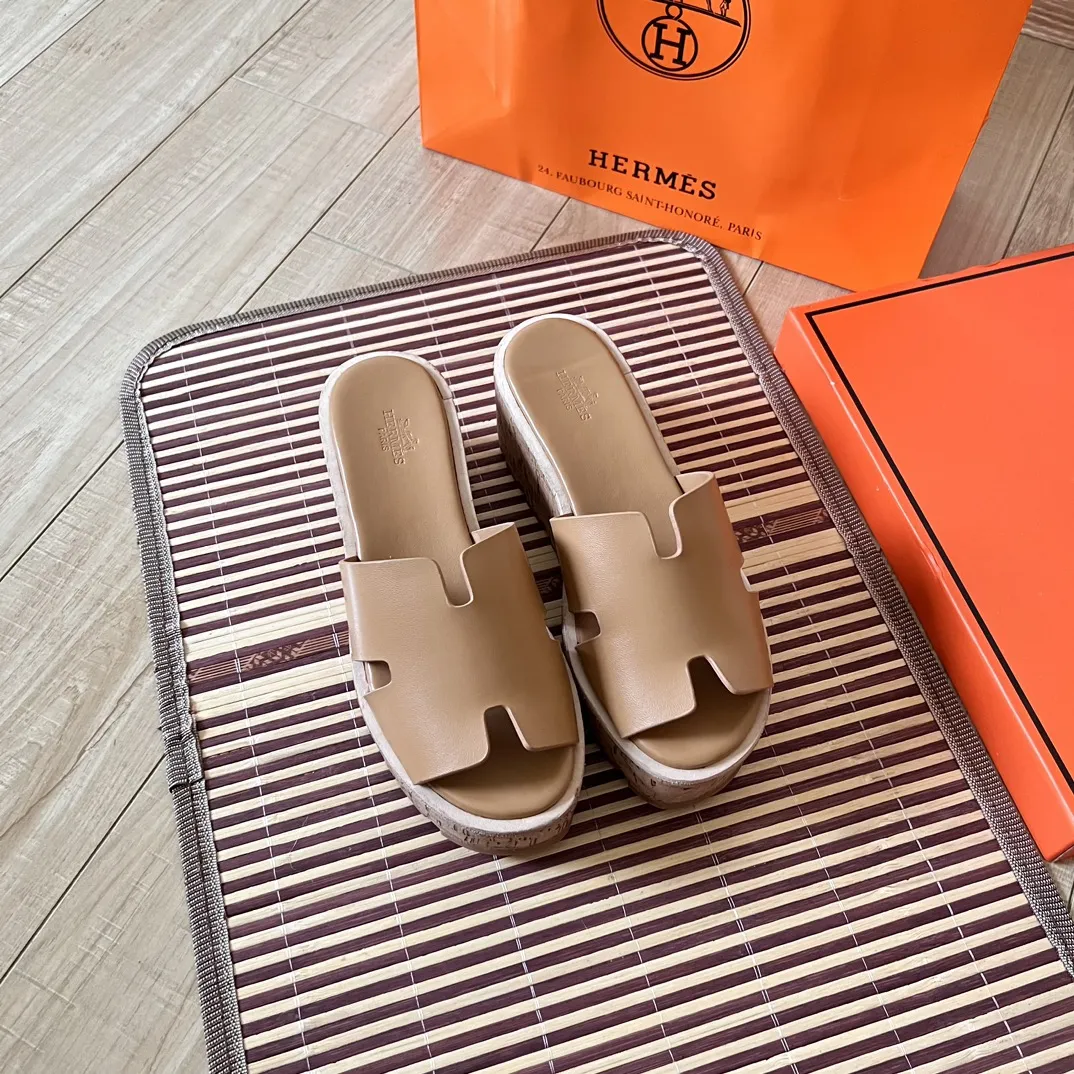 橙子出厂价💰105 Hermes 爱马仕24ss早春新品 防水台坡跟厚底凉拖鞋 H型凉鞋 经典靴型+英伦拼色设计，经典耐看！原版倒模楦型，极致1:1形体，进口高端织针呈现出精致质感！前水台5CM，后水台8CM 码数：35-41