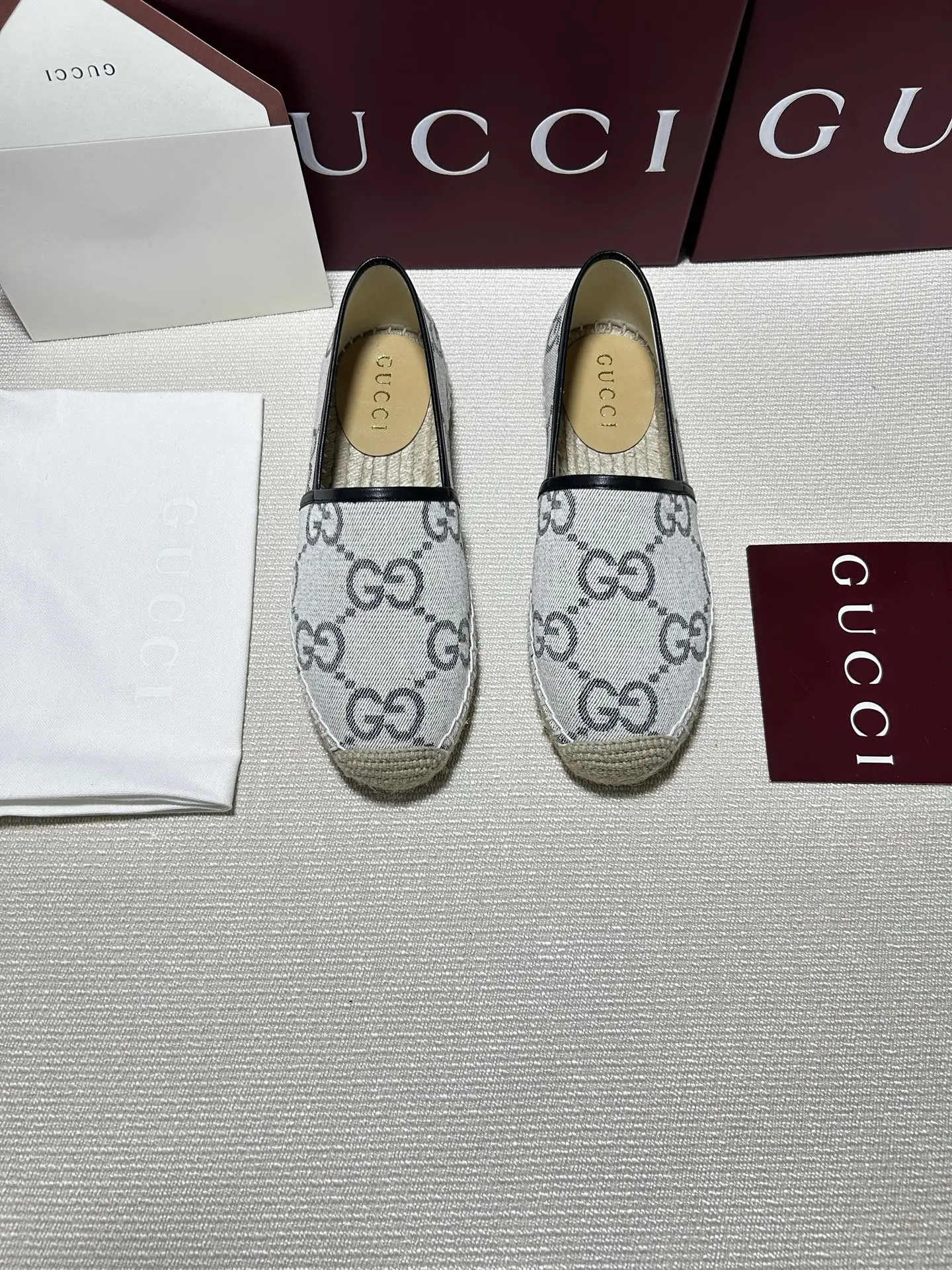 💰160，GUCCi 2025ss新款马衔扣女士新款渔夫鞋 这款鞋采用米色和深棕色GG帆布制 成整双鞋子采购Zp开发打造，全部定制材料，独家开模大底，细节全部对版出货，连包装也做到跟正品一样。码数:35-41（41订做不退不换）