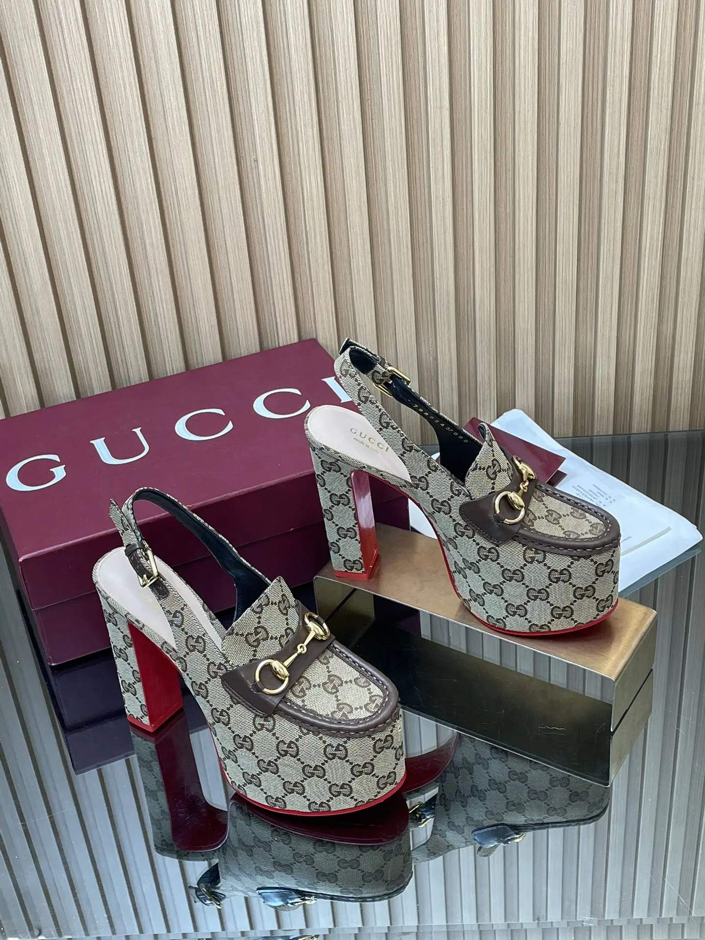 2026早春系列Gucci/古奇🔥新品🆕撞色红底🔥防水台马鞍扣 马衔扣 厚底后系带乐福鞋🆕老花G布单鞋💰350🔥高跟厚底防水台慕勒凉鞋,鞋柜必备款 原版套楦 高端品质👍 典藏图案继续在Guucci全新系列中大放异彩。全新系列匠心呈献马衔扣配件,彰显品牌马术传承。这款女士后系带鞋采用‼️大红撞色底‼️高跟点睛亮眼设计,打造稳固而舒适的穿着体验,浅金色调配件,踝部可调节搭扣开合方便穿搭💋✌️ 面料:进口GG老花帆布+牛皮 原版1:1定制五金 内里: 羊皮垫脚 大底:意大利真皮大底 跟高:后高跟14cm 前防水台:5cm 码数:35-42(404142订) 包装:全套原版高端包装 意大利创作
