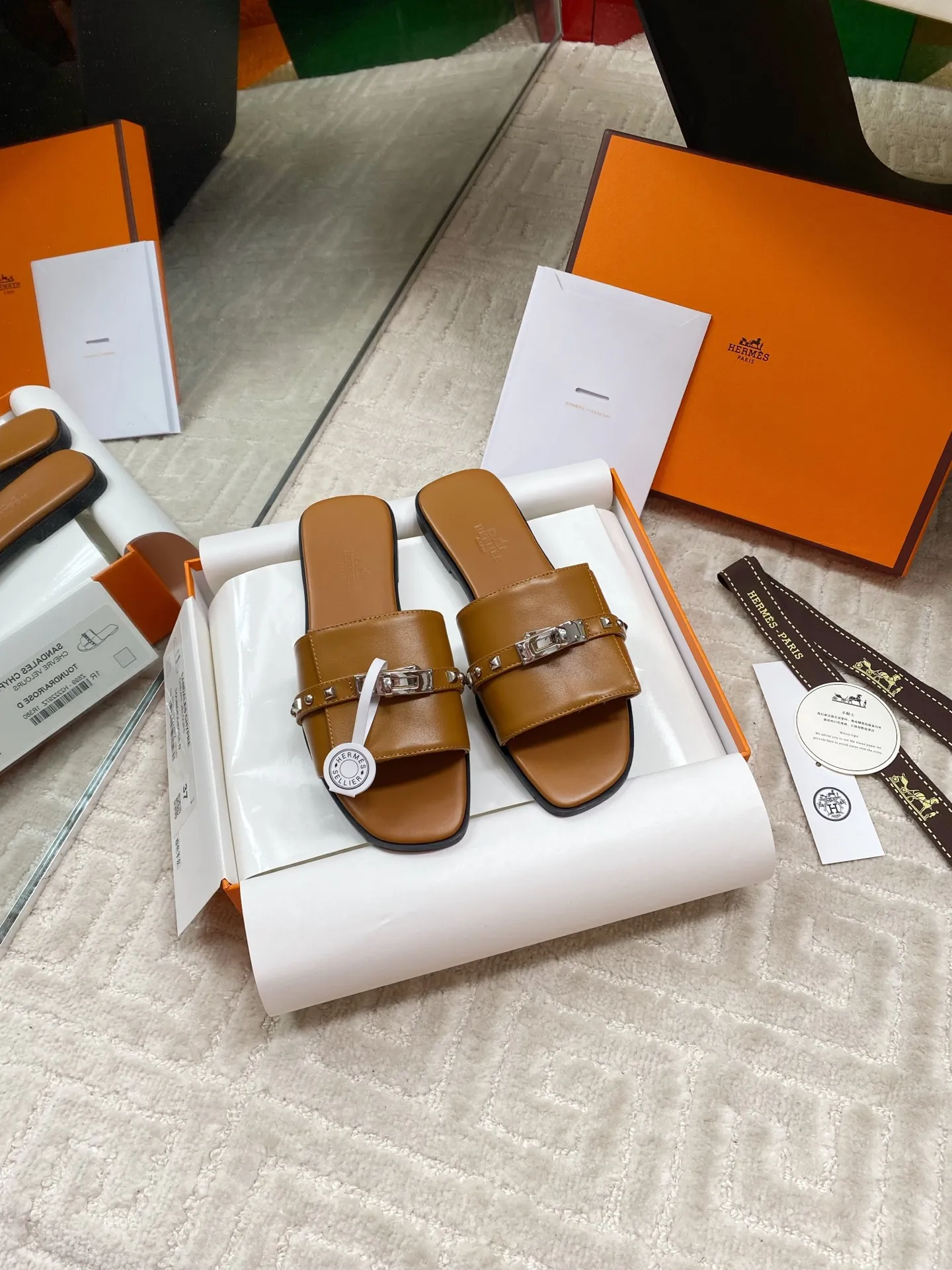 橙子出厂价💰95 Hermes 爱马仕Giulia凉鞋系列 时尚又百搭 超级舒服 每个细节都做到极致 独家开模纯钢Kelly扣 ▪️SIZE：35~40
