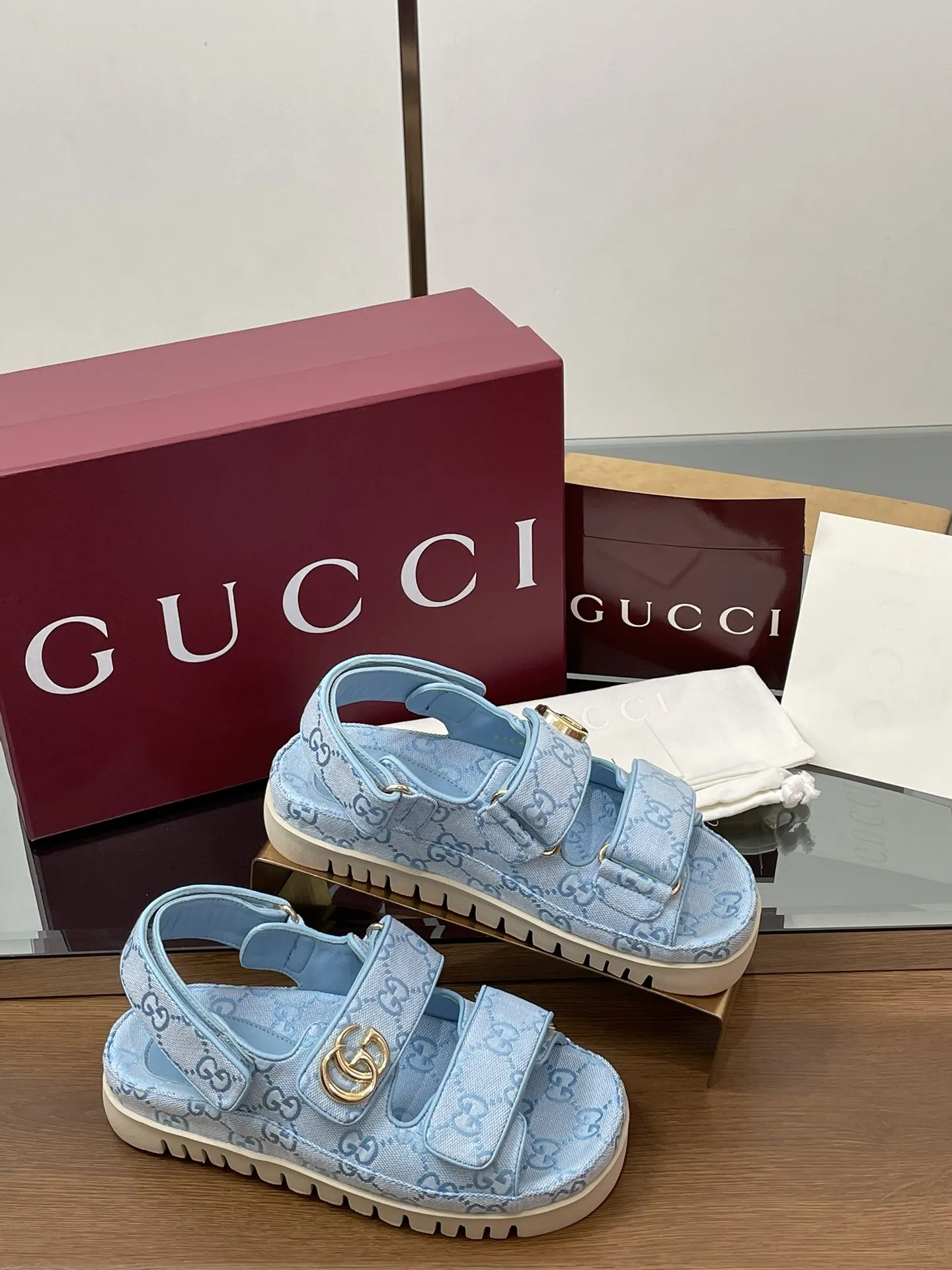 2025夏季新款GUCCi高端精品 🧧240💰🆕古驰早春系列😍饰双GG经典老花布沙滩凉鞋🔥顶级🆙代购品质!原版1:1复刻,毎个细节皆经过精心打磨细腻制作.可与ZG对比如一,无二品质! Gucci 现代设计美学探索独特匠心之路,巧妙融合品牌经典元素与备受喜爱的品牌标识。这款凉鞋缀饰备受喜爱的双G造型配件,为整个设计注入一抹低调的品牌标识魅力,与魔术贴带的多功能性相得益彰。👏👏 面料:原版定制进口GG老花帆布+进口羊皮 内里/垫脚:进口羊皮里 鞋跟:2.0CM厚底 大底:模具进口橡胶底 尺码:女35-42(404142定做不退换) 包装:全套安可拉酒红原包装