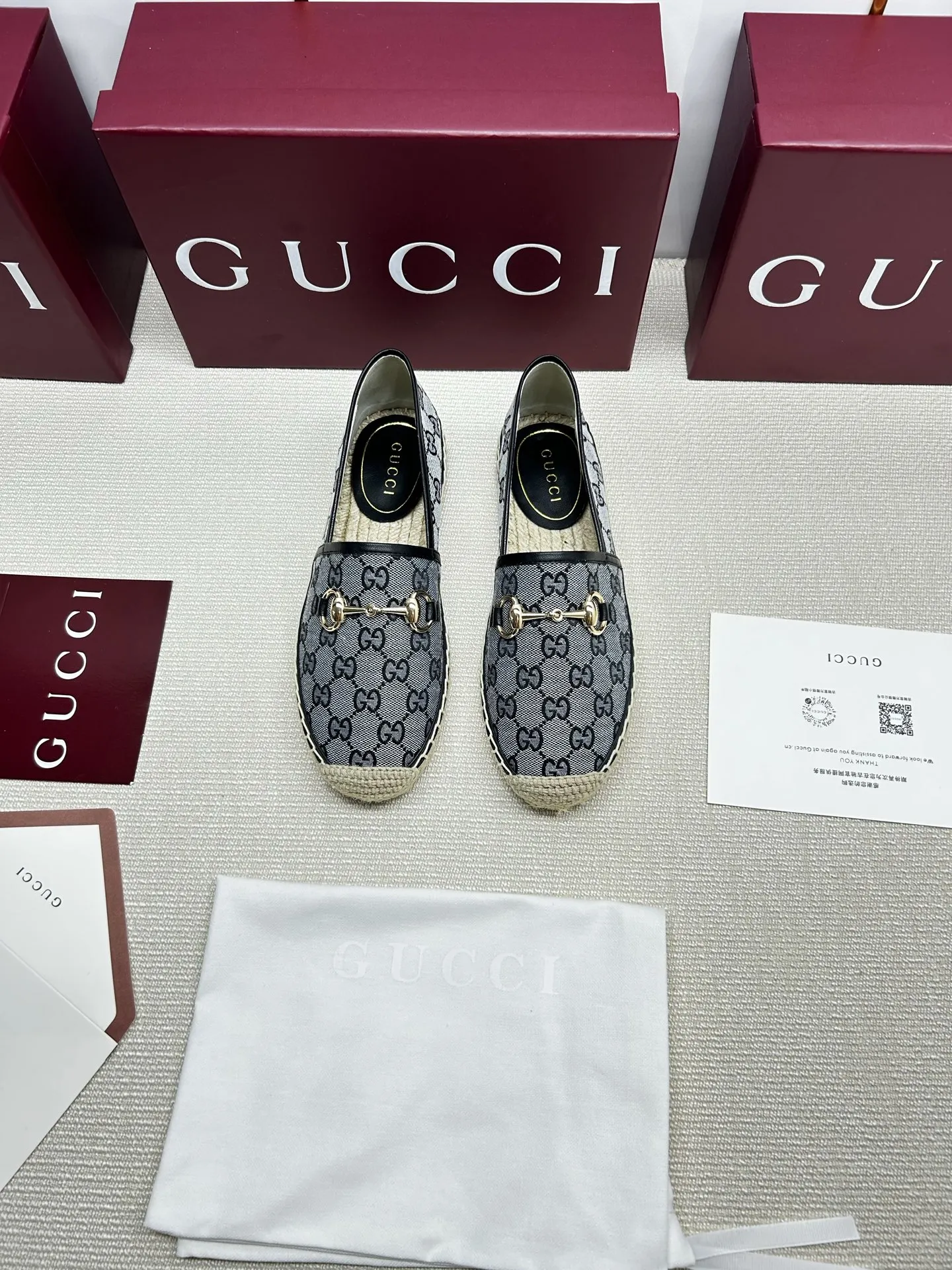 💰170，GUCCi 2025ss新款马衔扣女士新款渔夫鞋 这款鞋采用米色和深棕色GG帆布制 成整双鞋子采购Zp开发打造，全部定制材料，独家开模大底，细节全部对版出货，连包装也做到跟正品一样。码数:35-41（41订做不退不换）