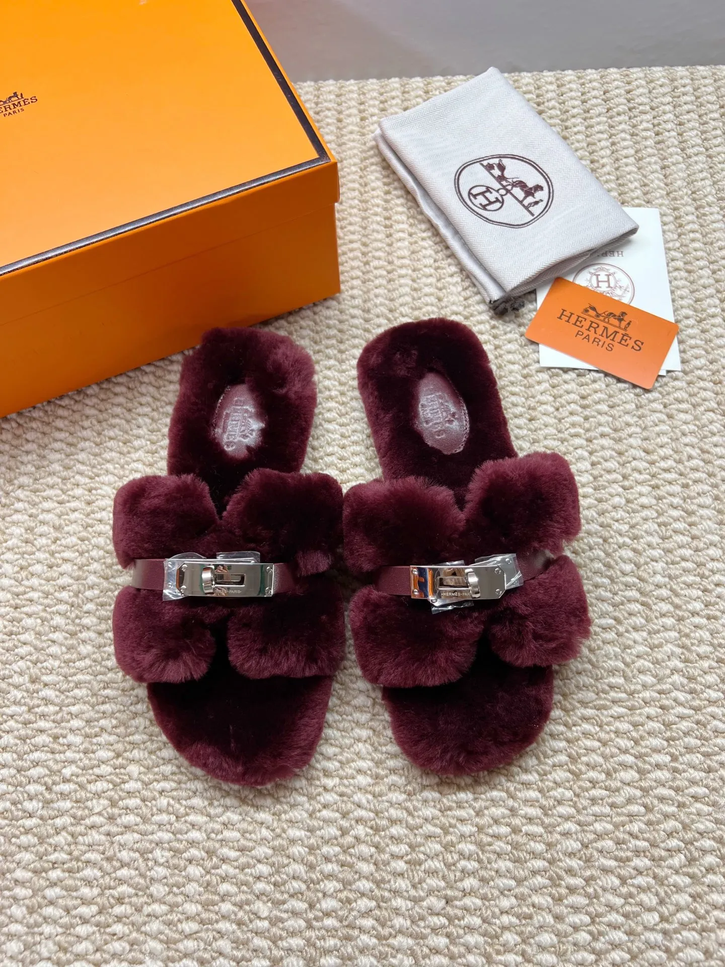 橙子出厂价💰 100 代购级别hermes爱马仕二舅毛拖常年做货2025新款新色官网、小红书同步最新配色爱马仕爆款火热上线，做工升级版，高品质！ 时尚潮流小羊毛H拖秋冬款平底毛拖， 可定制无标不退不换 面料：进口小羊卷真毛 里料：进口小羊卷真毛 码数：35-41