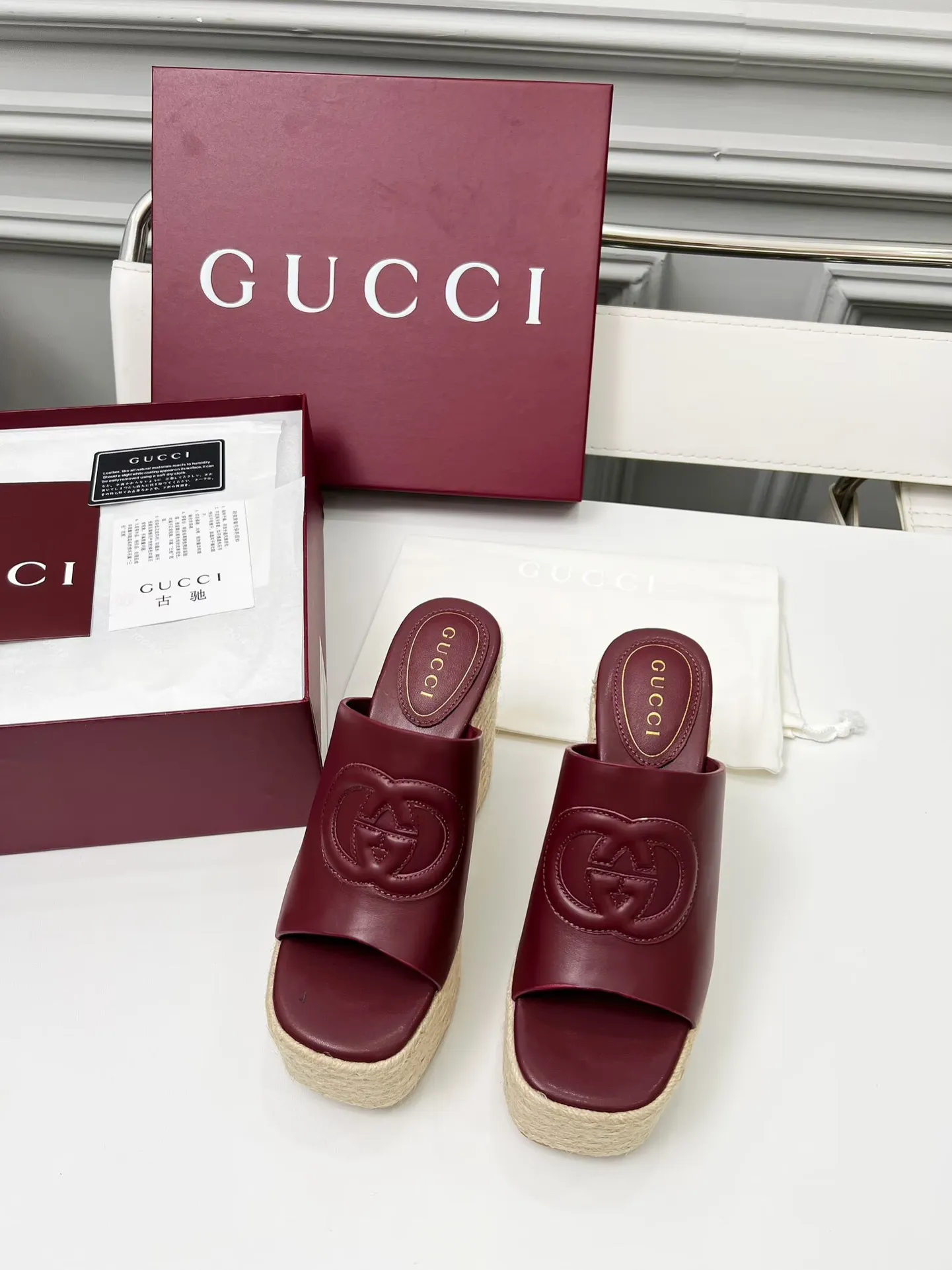 出厂价:210元 古琦新款拖鞋 ,时尚高端又个性十足的一款✅ 上脚很稳舒适又耐穿,日常搭配方便又独特,夏日必备经典款,鞋面采用GUCCI品牌车线 面料:牛皮 内里/垫脚:羊皮 水台高度:11cm 颜色:黑、白、棕、酒红、粉 码数:35—42(41、42需定做) 包装:配有布袋 卡片。