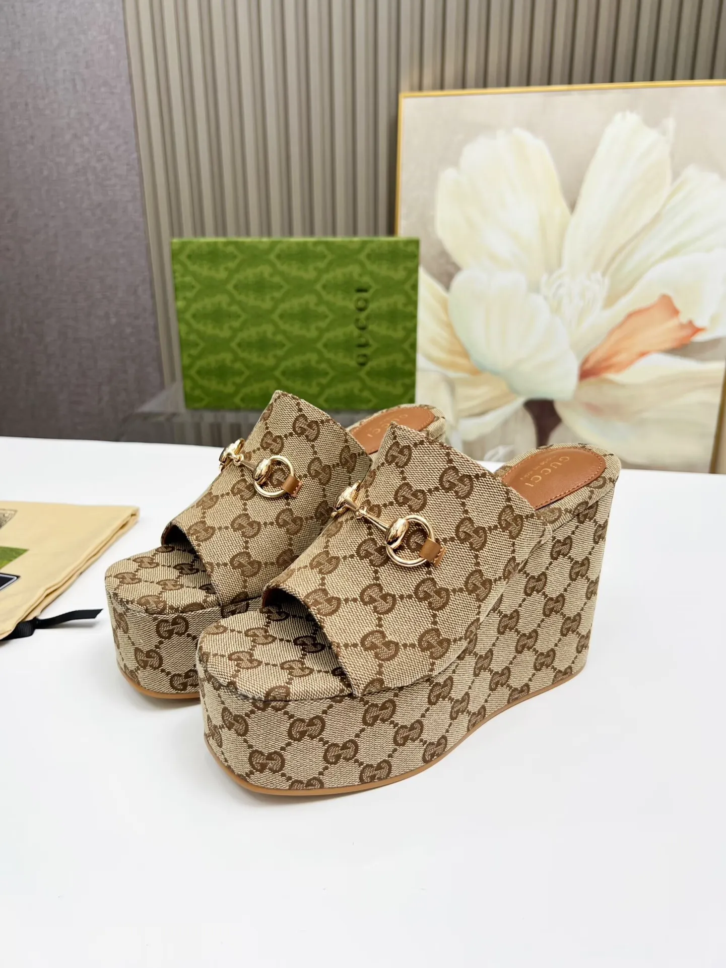 出厂价:200元 古琦新款拖鞋 ,时尚高端又个性十足的一款✅ 上脚很稳舒适又耐穿,日常搭配方便又独特,夏日必备经典款,鞋面采用GUCCI品牌饰扣 内里/垫脚:羊皮 水台高度:11cm 颜色:黑、棕 码数:35—42(41、42需定做) 包装:配有布袋 卡片。