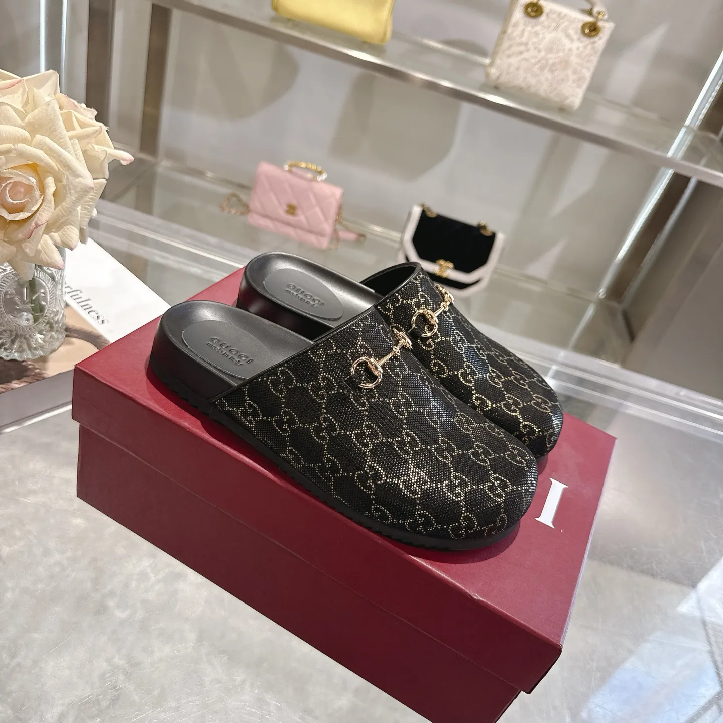 爆款 P 190💰 马衔扣拖鞋的改良版，采用宽圆头设计。马衔扣最早于 20 世纪 50 年代由 Gucci 使用，它继续向品牌的根源致敬，以现代的诠释方式为马术装备注入新的活力。 牛皮反绒GG 男女同款 浅金色五金配件 马衔扣 橡胶鞋底 平坦的 0.2 英寸高 意大利制造， 码数 ：女码36-42 男码40-46（47 48需定做）