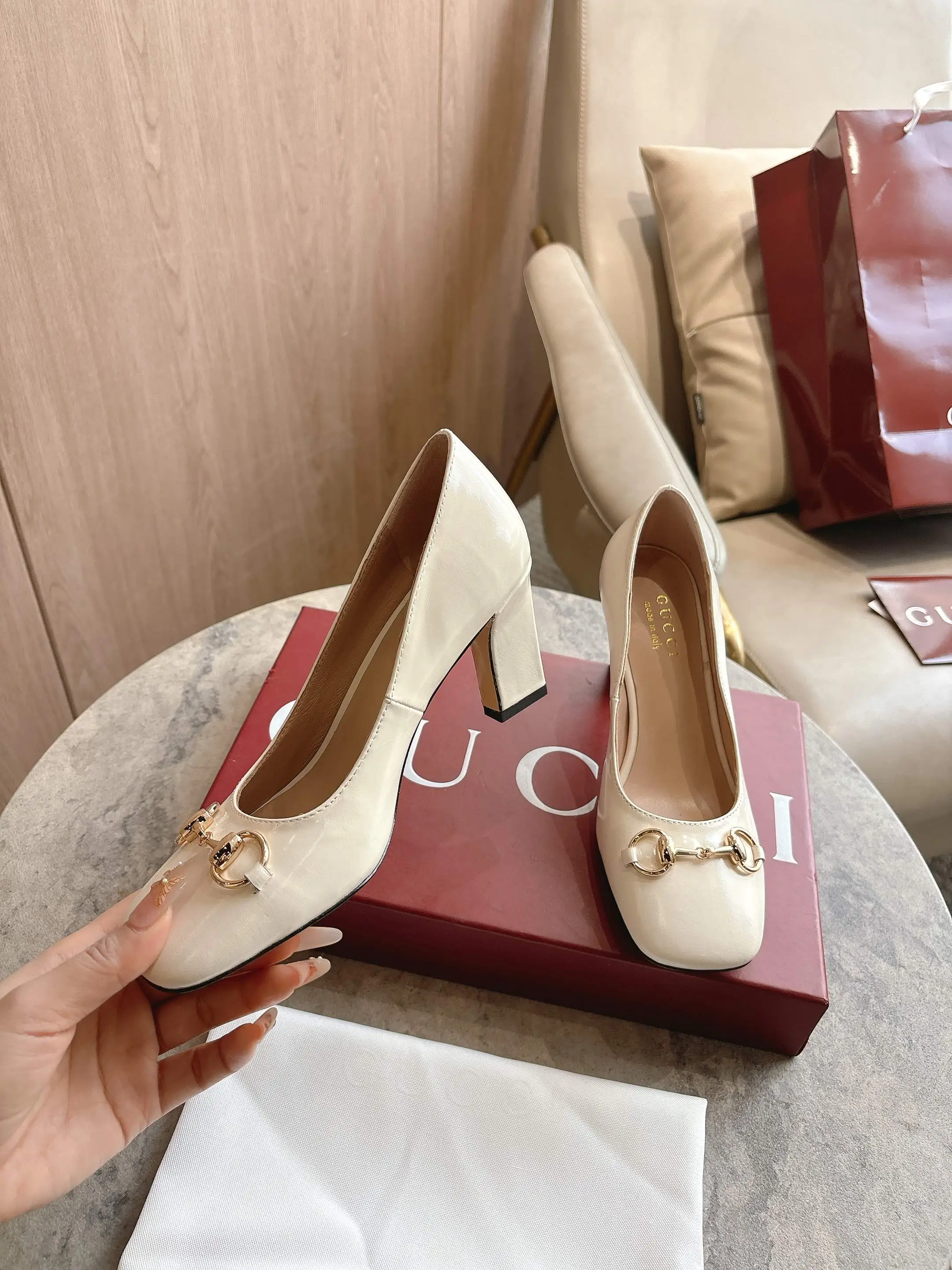 3079-2 白&yen;260（35-42）2026春夏系列全新上市。这款单品亮相于《La Famiglia》系列&ldquo;Incazzata&rdquo;造型。Signora系列鞋履的设计灵感源自意大利语中的&ldquo;夫人&rdquo;一词，以简约利落的方形鞋头与纤细修长的粗跟焕新演绎品牌典藏浅口鞋，为雅致风尚注入一抹现代气息。 米白色柔软亮面皮革 金色调配件 粉色皮革衬里 马衔扣和同款金属质感饰面&ldquo;Made in Italy by Gucci&rdquo;标识 利落方形鞋头 皮革鞋底 修长阔跟廓形 中跟 跟高：850厘米