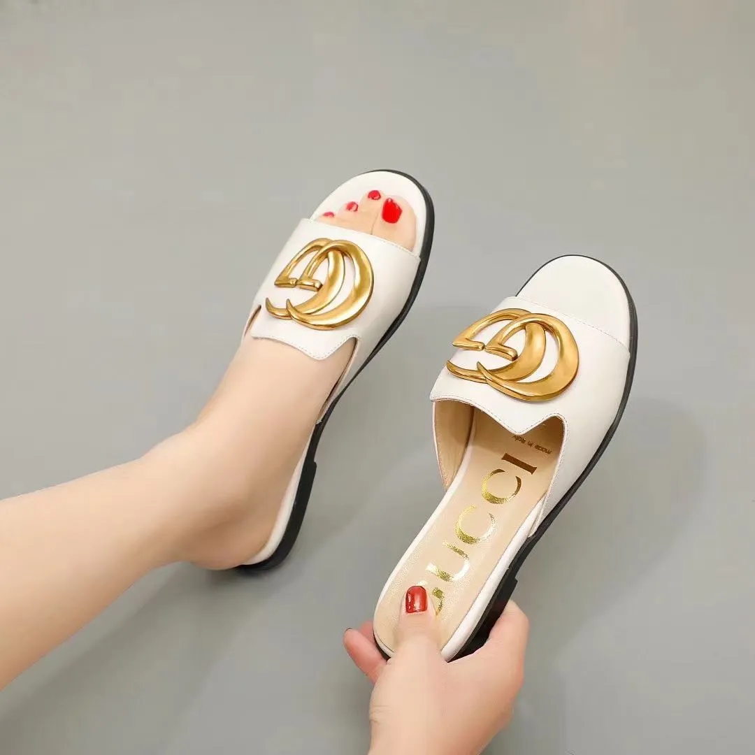 GUCCI拖鞋出货了,设计简约大气,脚感舒适,上脚超美。鞋面头层牛皮,内里羊皮,35-40码。41-42码可以订做。有黑色~米白色~杏色~金色花皮~银色花皮~黑色花皮6个颜色P170