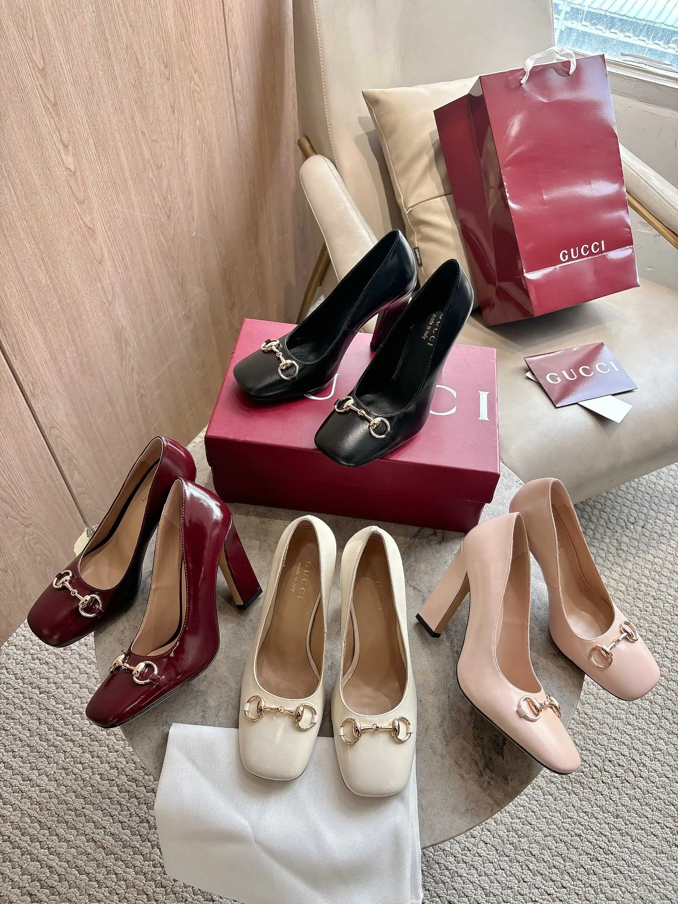 3079-1 酒红&yen;270（35-42）2026春夏系列全新上市。这款单品亮相于《La Famiglia》系列&ldquo;Incazzata&rdquo;造型。Signora系列鞋履的设计灵感源自意大利语中的&ldquo;夫人&rdquo;一词，以简约利落的方形鞋头与纤细修长的粗跟焕新演绎品牌典藏浅口鞋，为雅致风尚注入一抹现代气息。 酒红柔软亮面皮革 金色调配件 粉色皮革衬里 马衔扣和同款金属质感饰面&ldquo;Made in Italy by Gucci&rdquo;标识 利落方形鞋头 皮革鞋底 修长阔跟廓形 中跟 跟高：110厘米